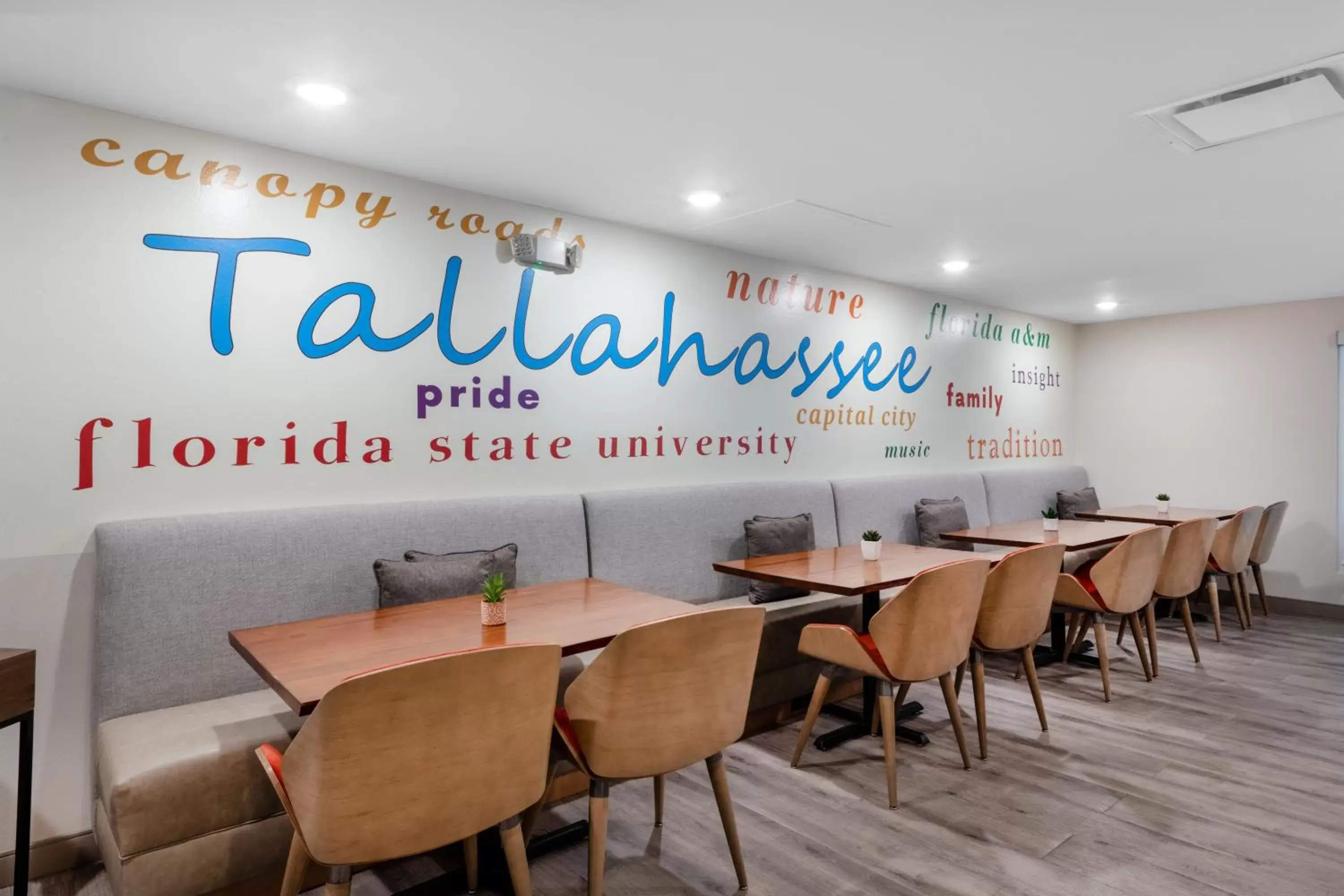 Restaurant/places to eat in TRYP by Wyndham Tallahassee North I-10 Capital Circle