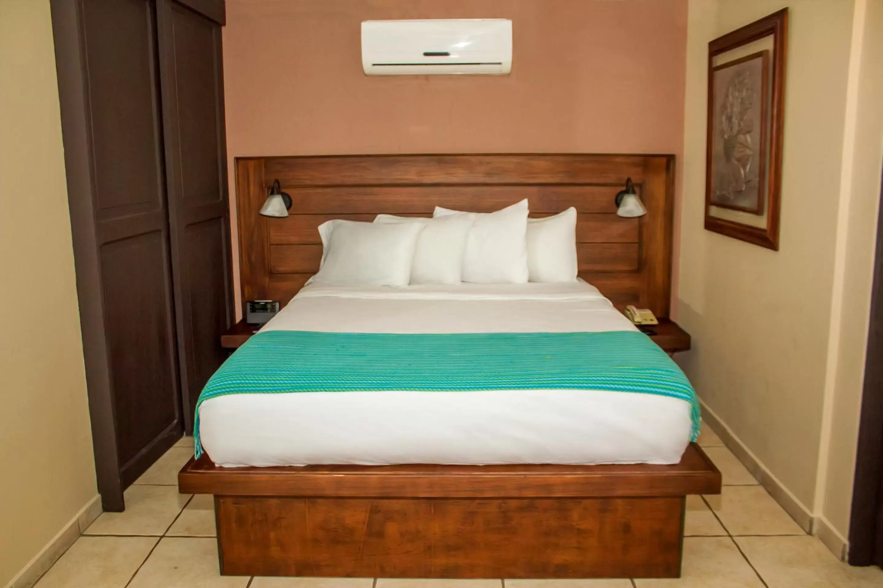 Bedroom, Bed in La Riviera Hotel