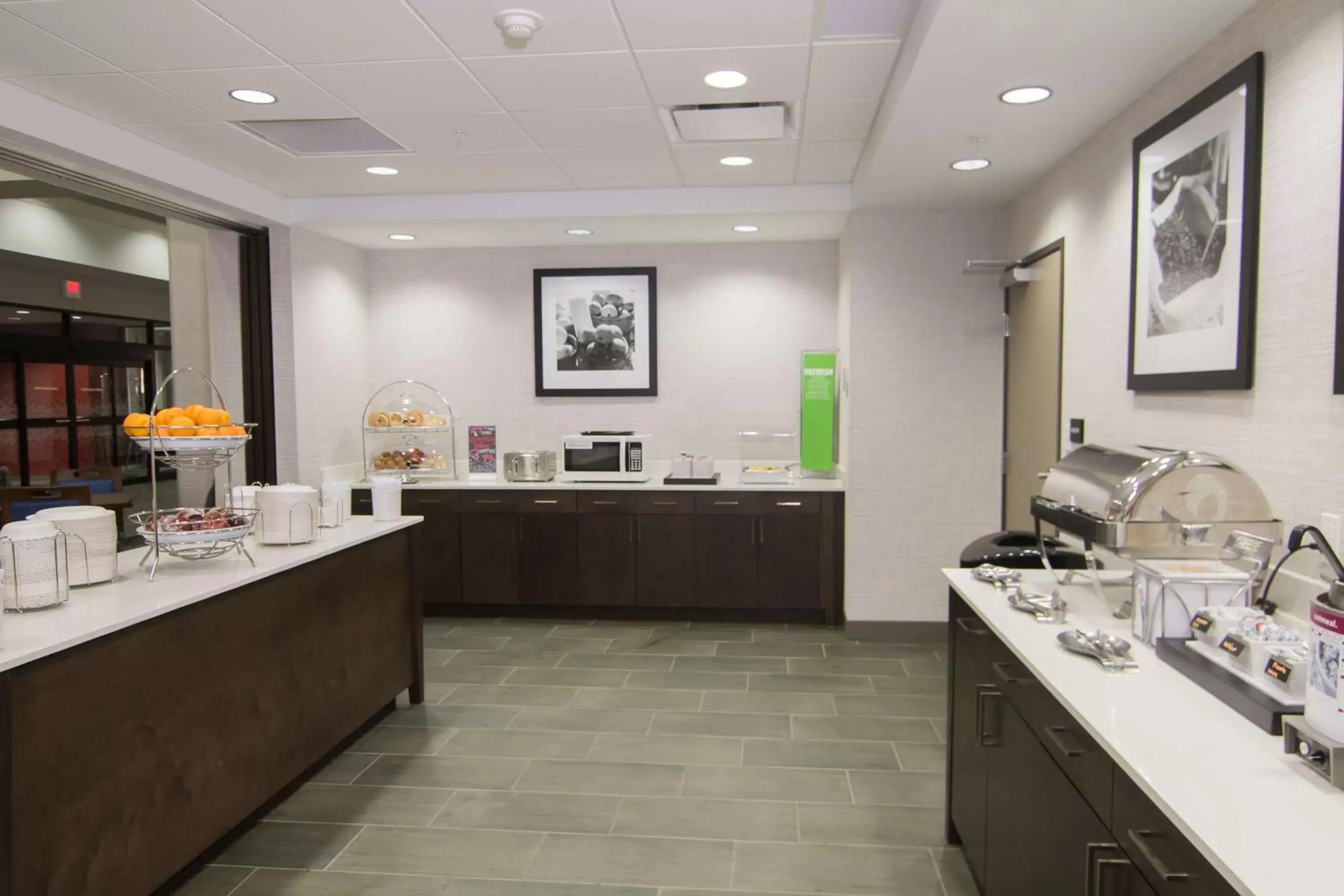 Dining area, Restaurant/Places to Eat in Hampton Inn & Suites Tulsa Downtown, Ok