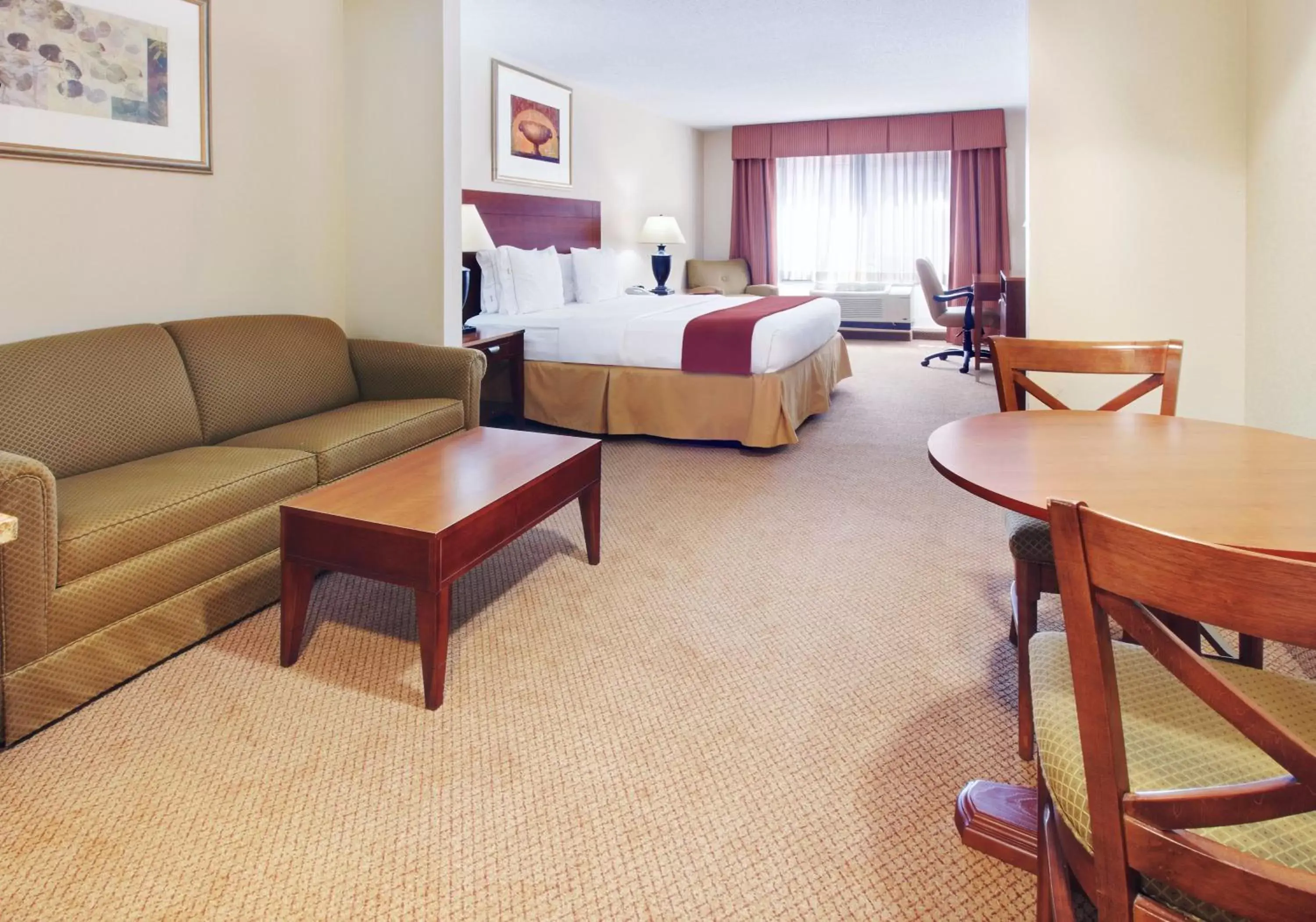 Photo of the whole room in Holiday Inn Express Hotel & Suites Canton, an IHG Hotel