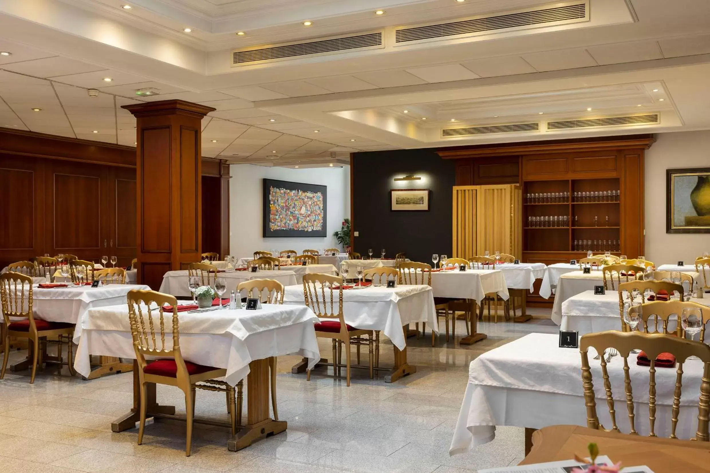 Restaurant/Places to Eat in Hotel Bristol