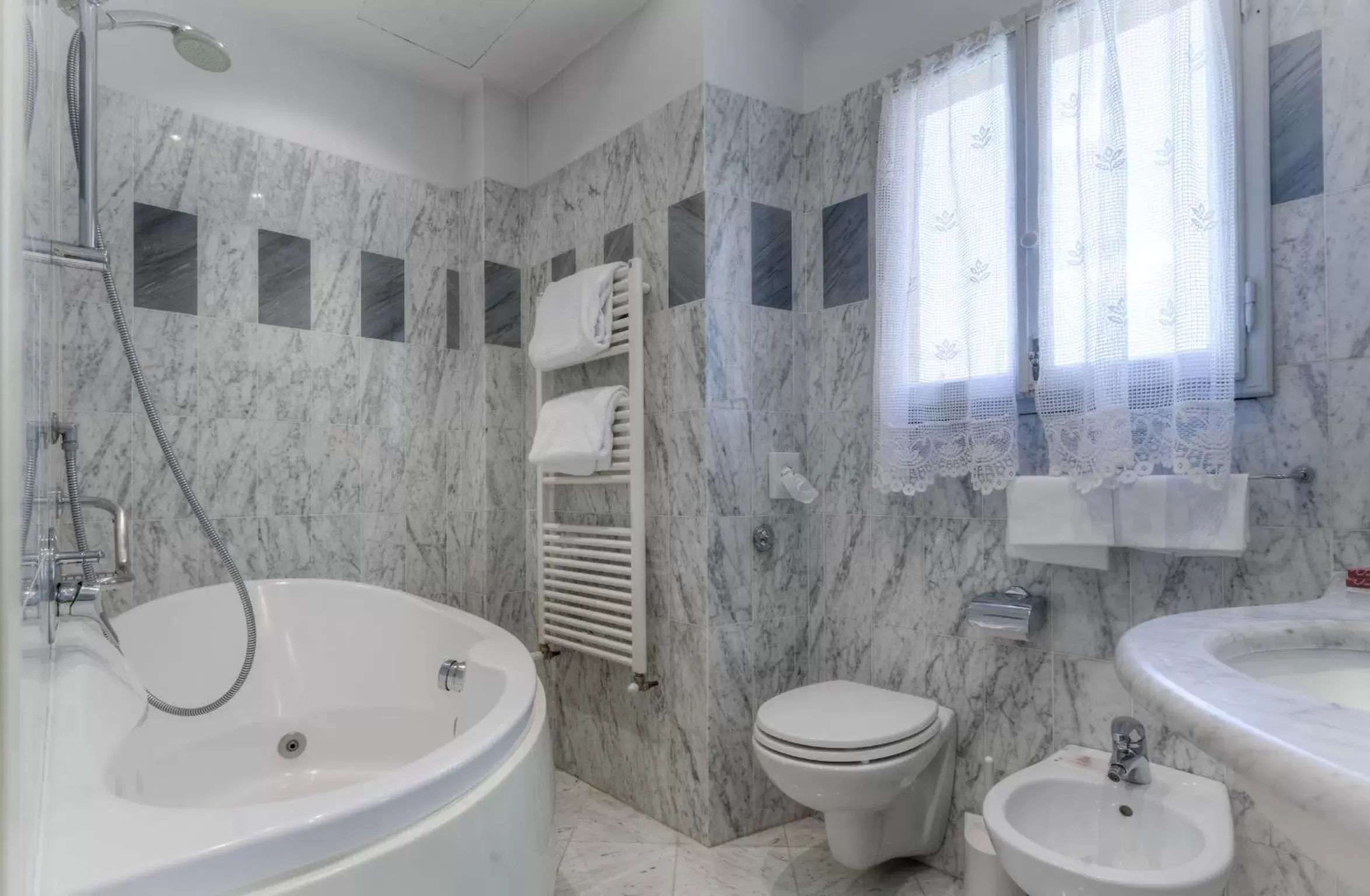 Bathroom in Hotel Palazzo dal Borgo