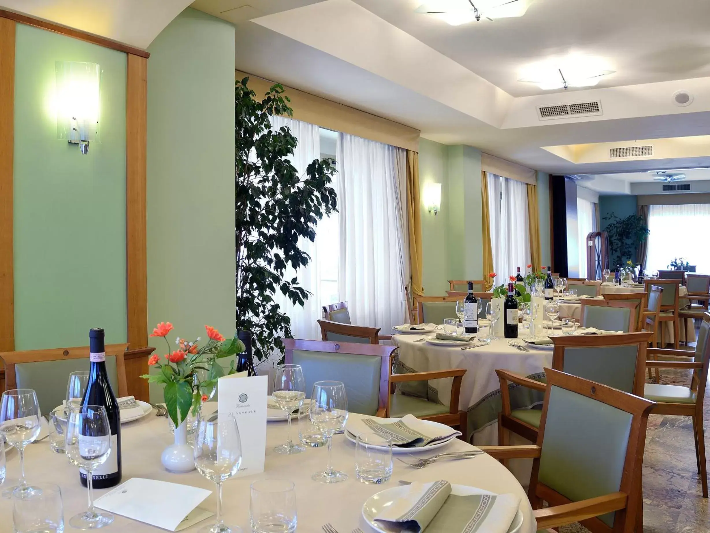 Restaurant/Places to Eat in Sangallo Palace