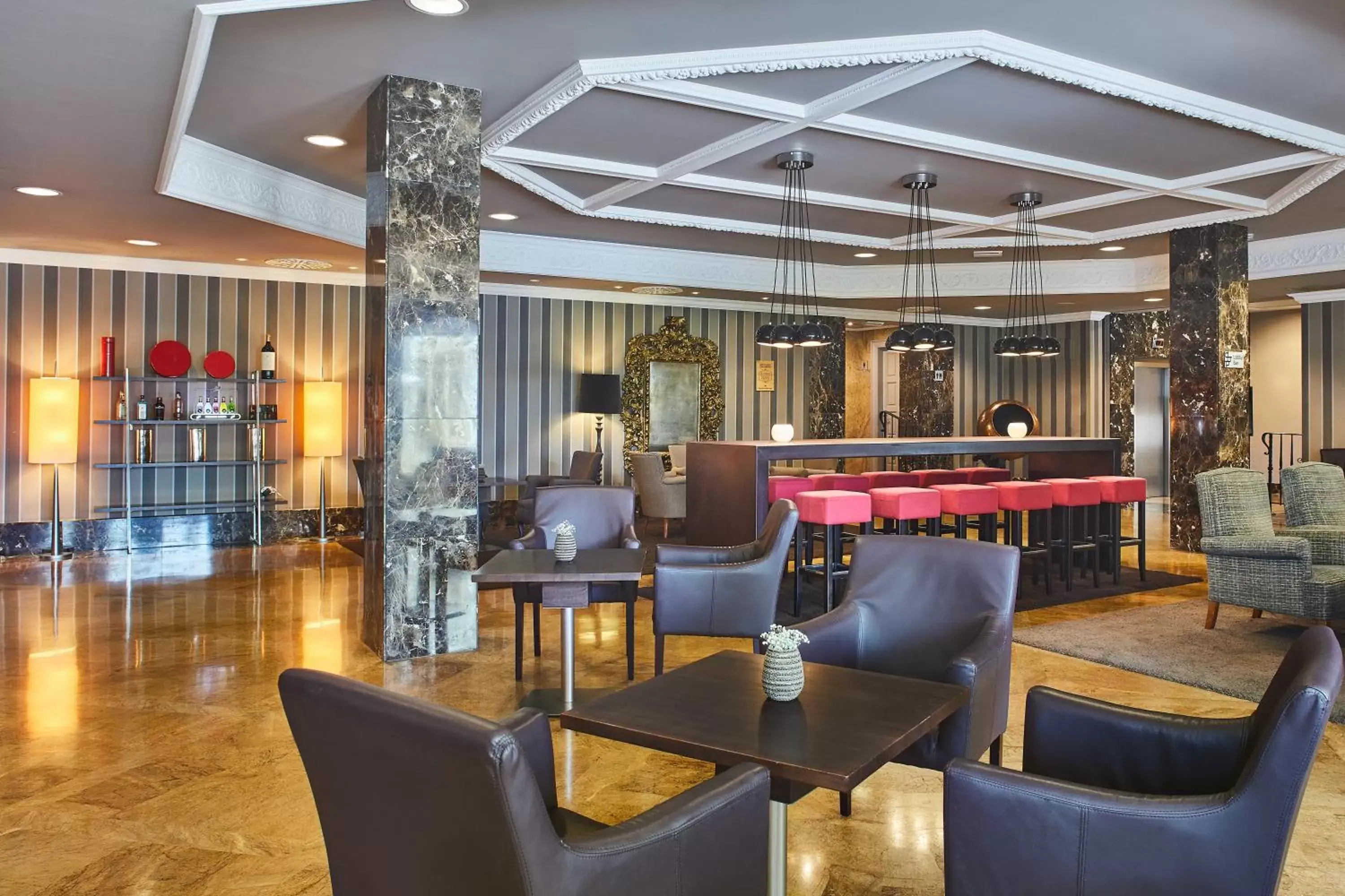Communal lounge/ TV room, Lounge/Bar in Silken Gran hotel Durango