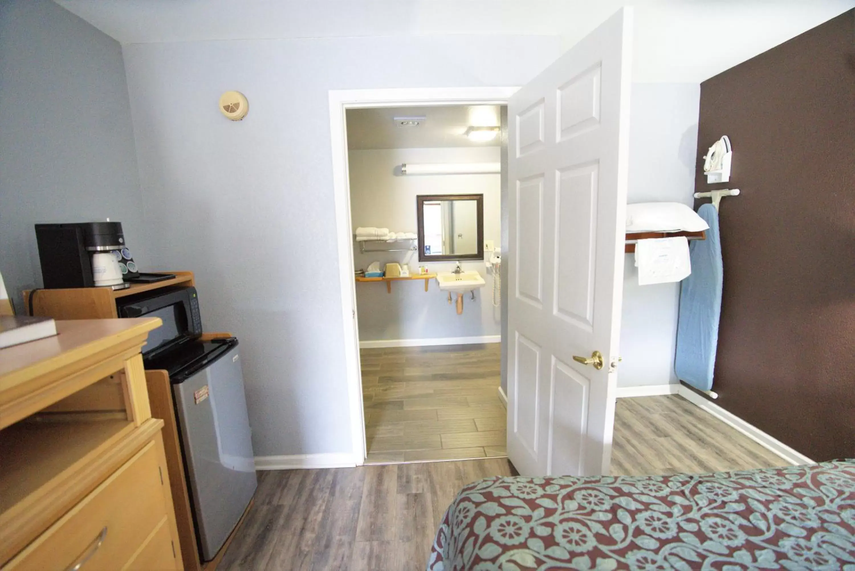 Bathroom, TV/Entertainment Center in Columbus Inn and Suites