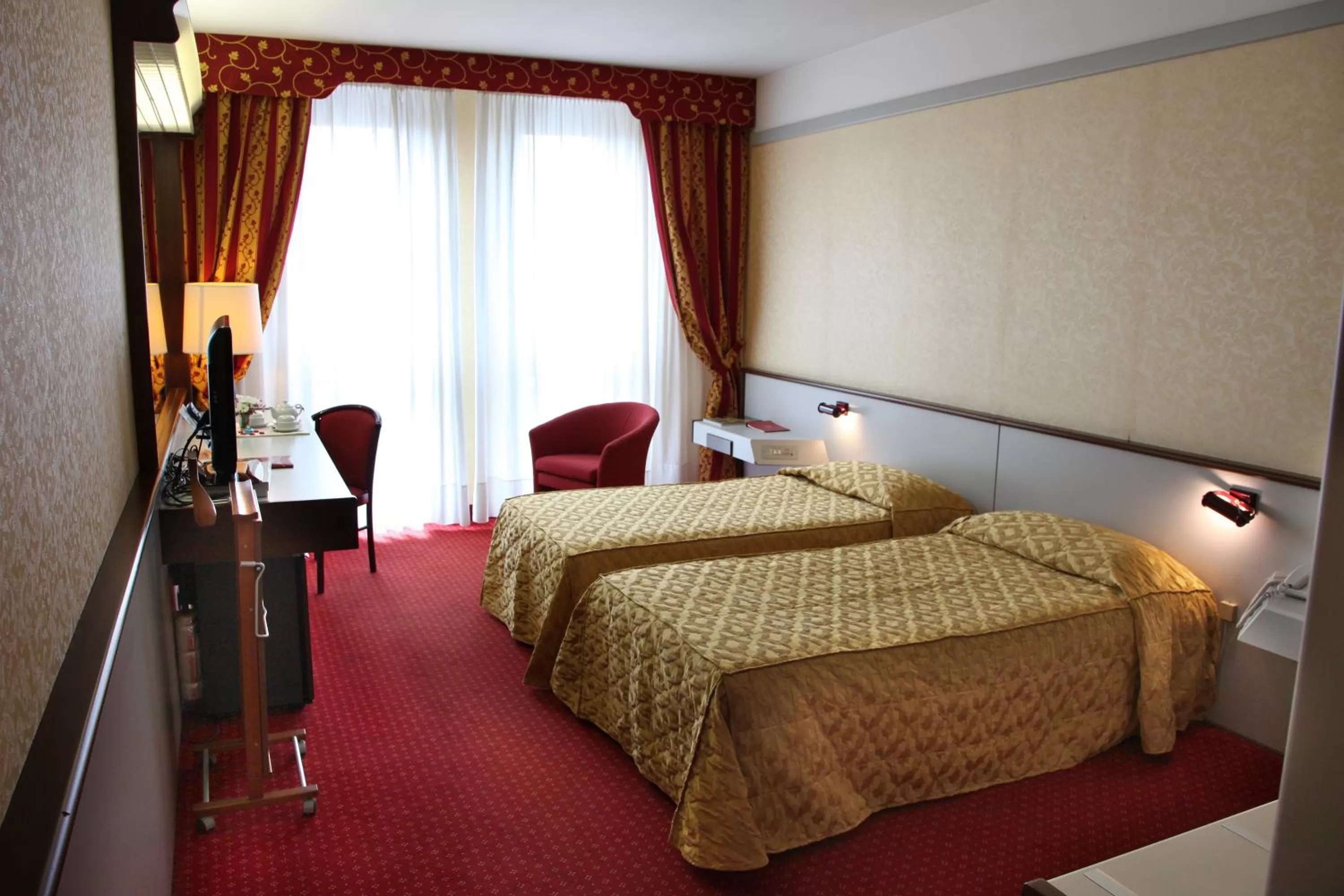 Photo of the whole room, Bed in Hotel Maxim