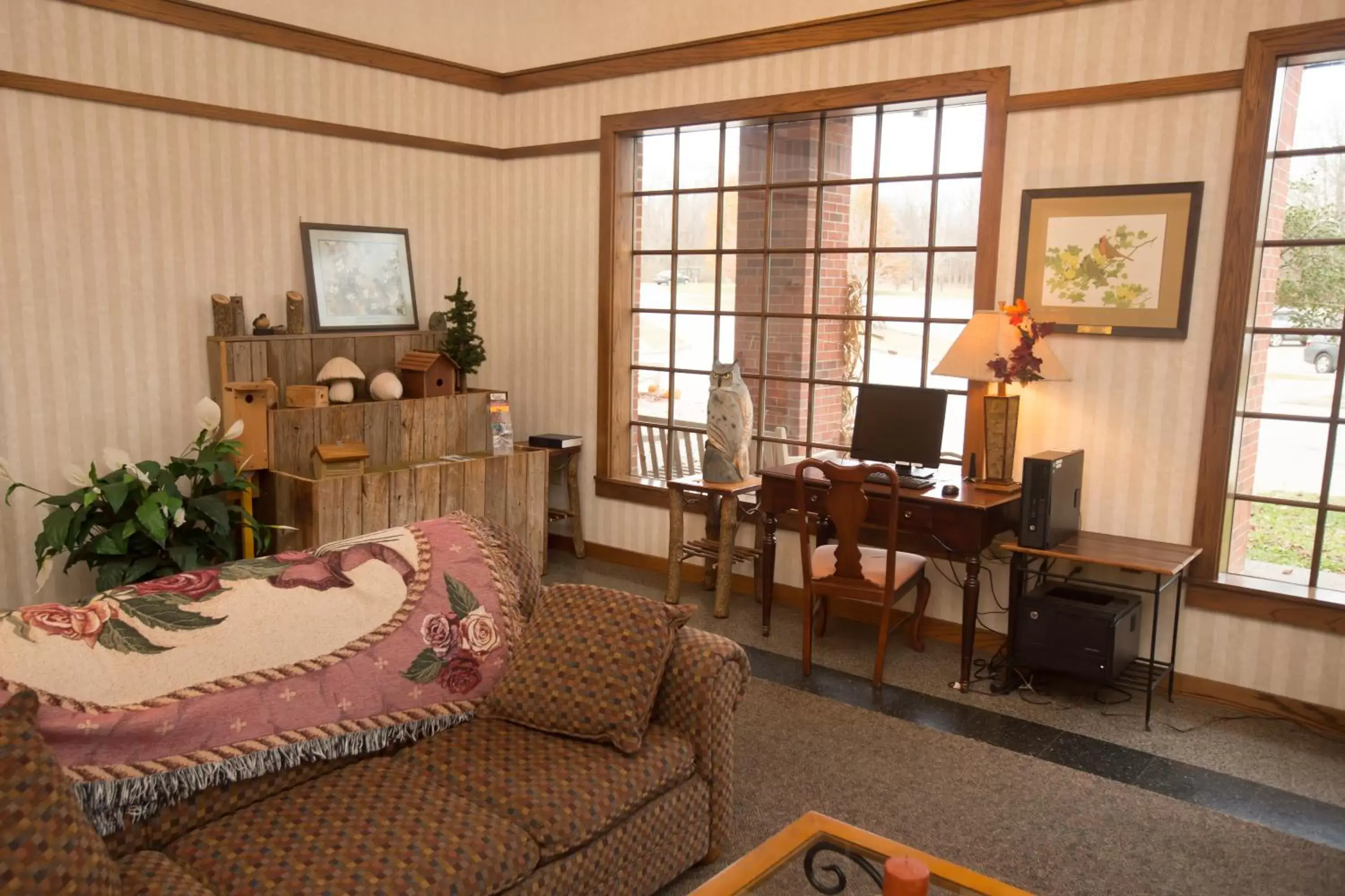 Communal lounge/ TV room, TV/Entertainment Center in Clifty Inn