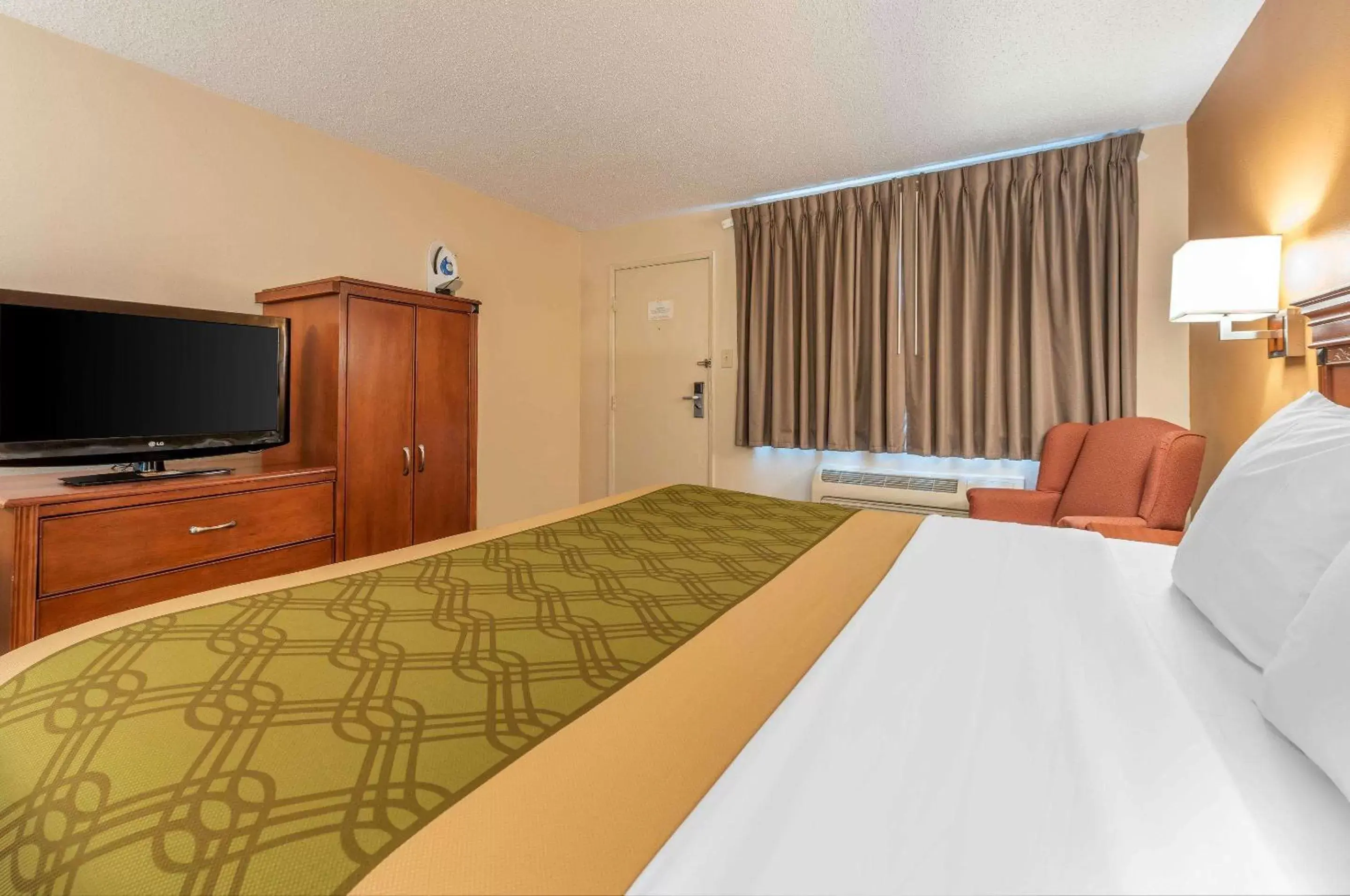 Photo of the whole room, Bed in Econo Lodge Downtown Louisville