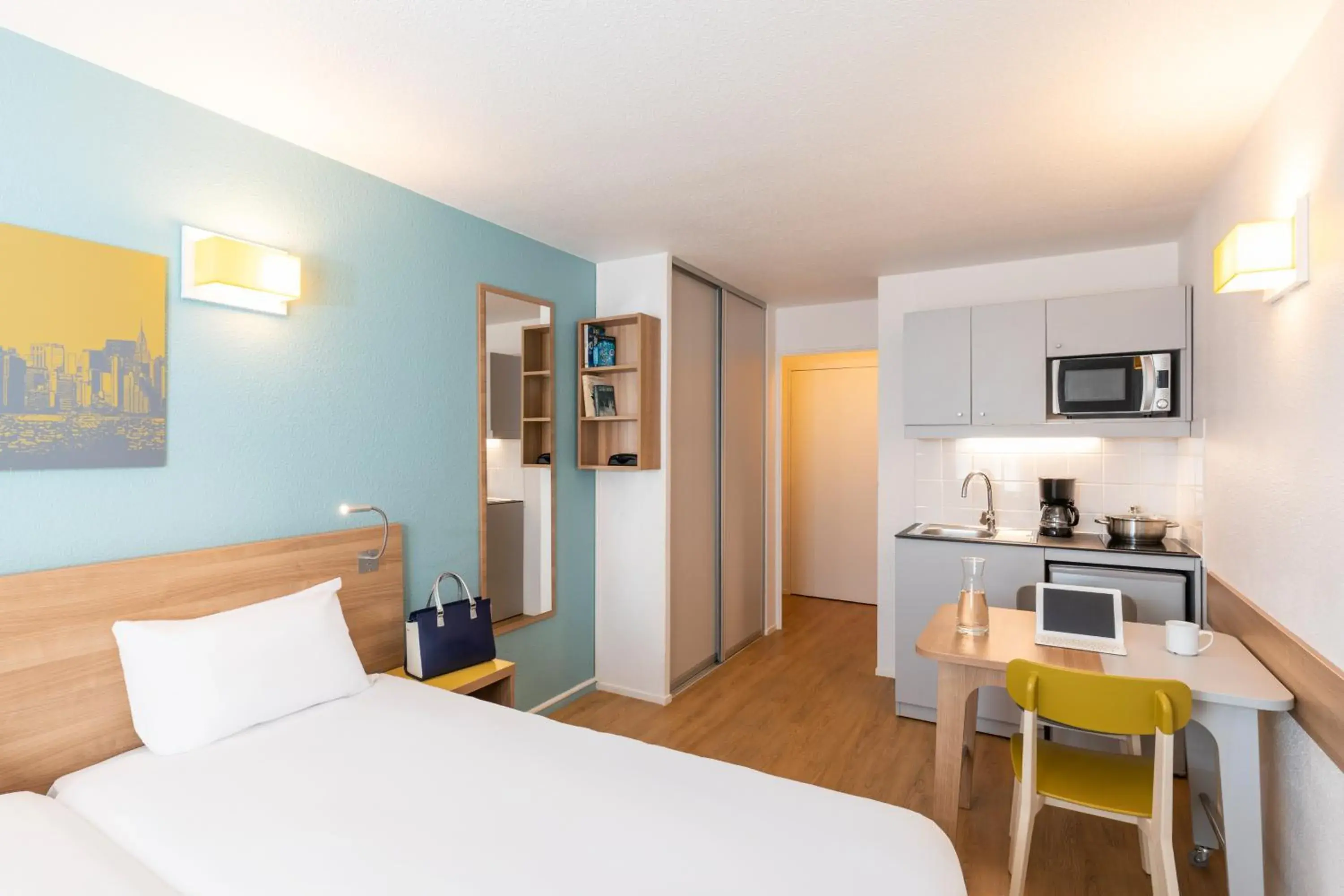 Kitchen or kitchenette, Bed in Aparthotel Adagio Access La Défense - Place Charras Kitchen or kitchenette, Bed in Aparthotel Adagio Access La Défense - Place Charras