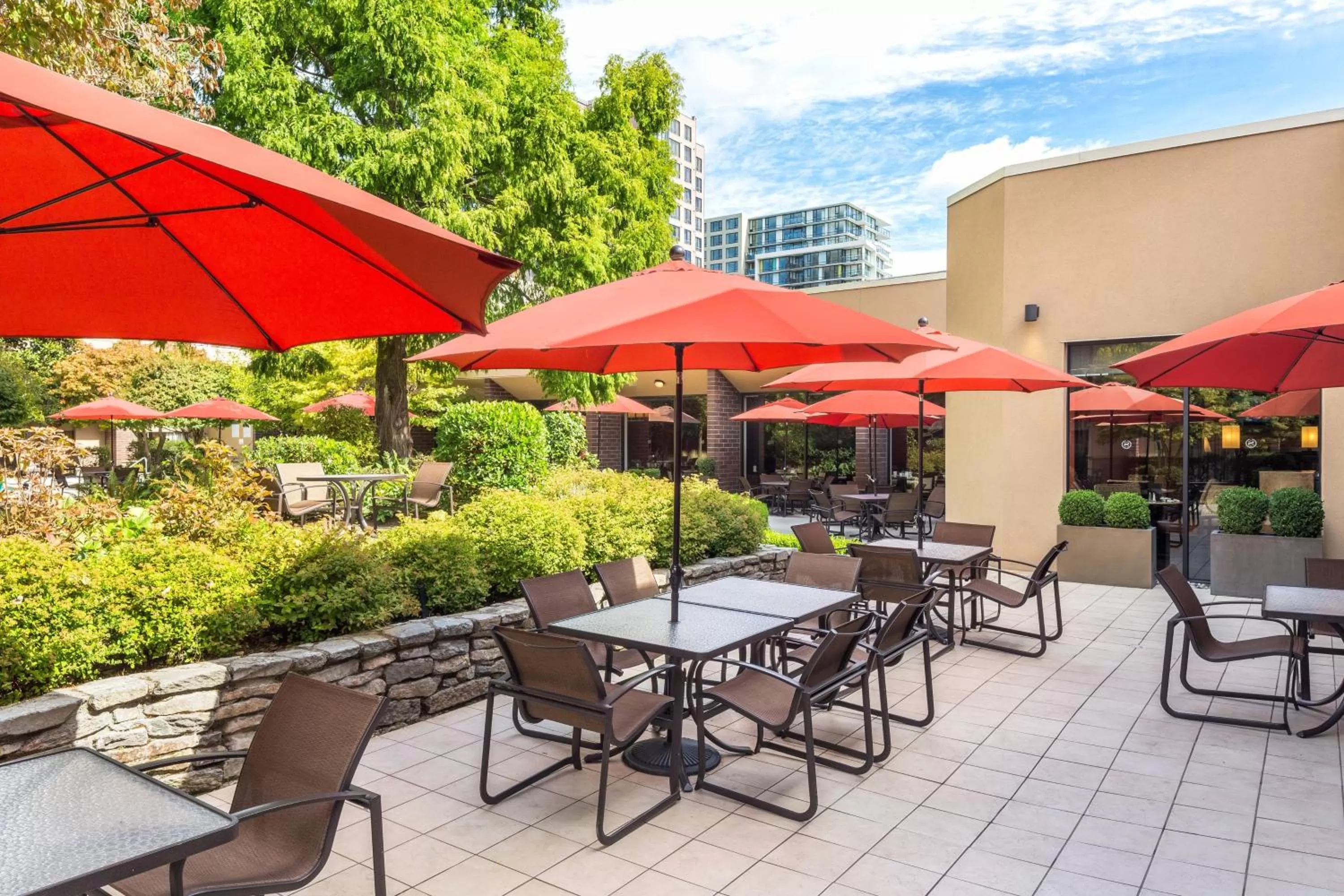 Swimming pool in Sheraton Vancouver Airport Hotel