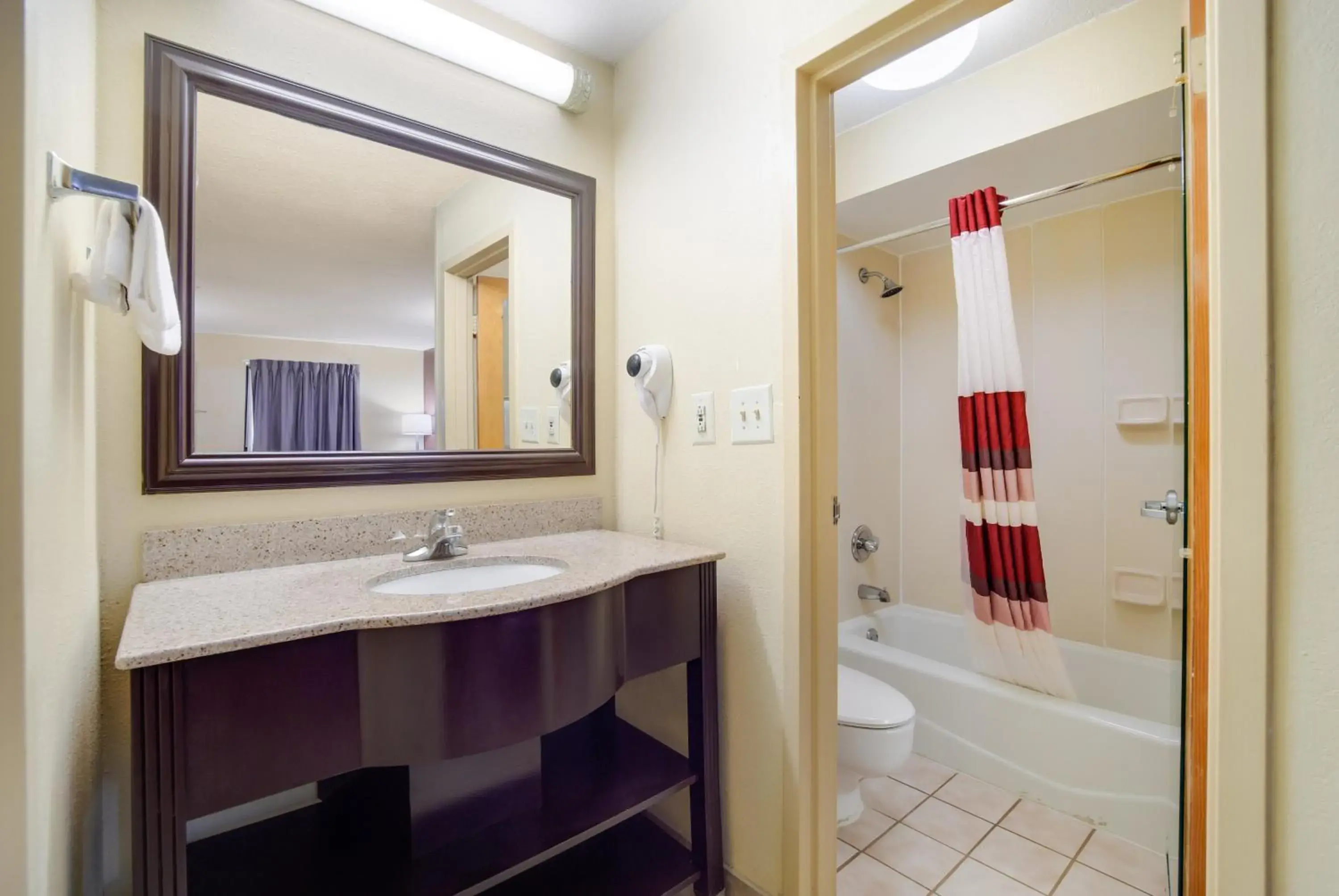 Bathroom in Red Roof Inn Augusta – Washington Road