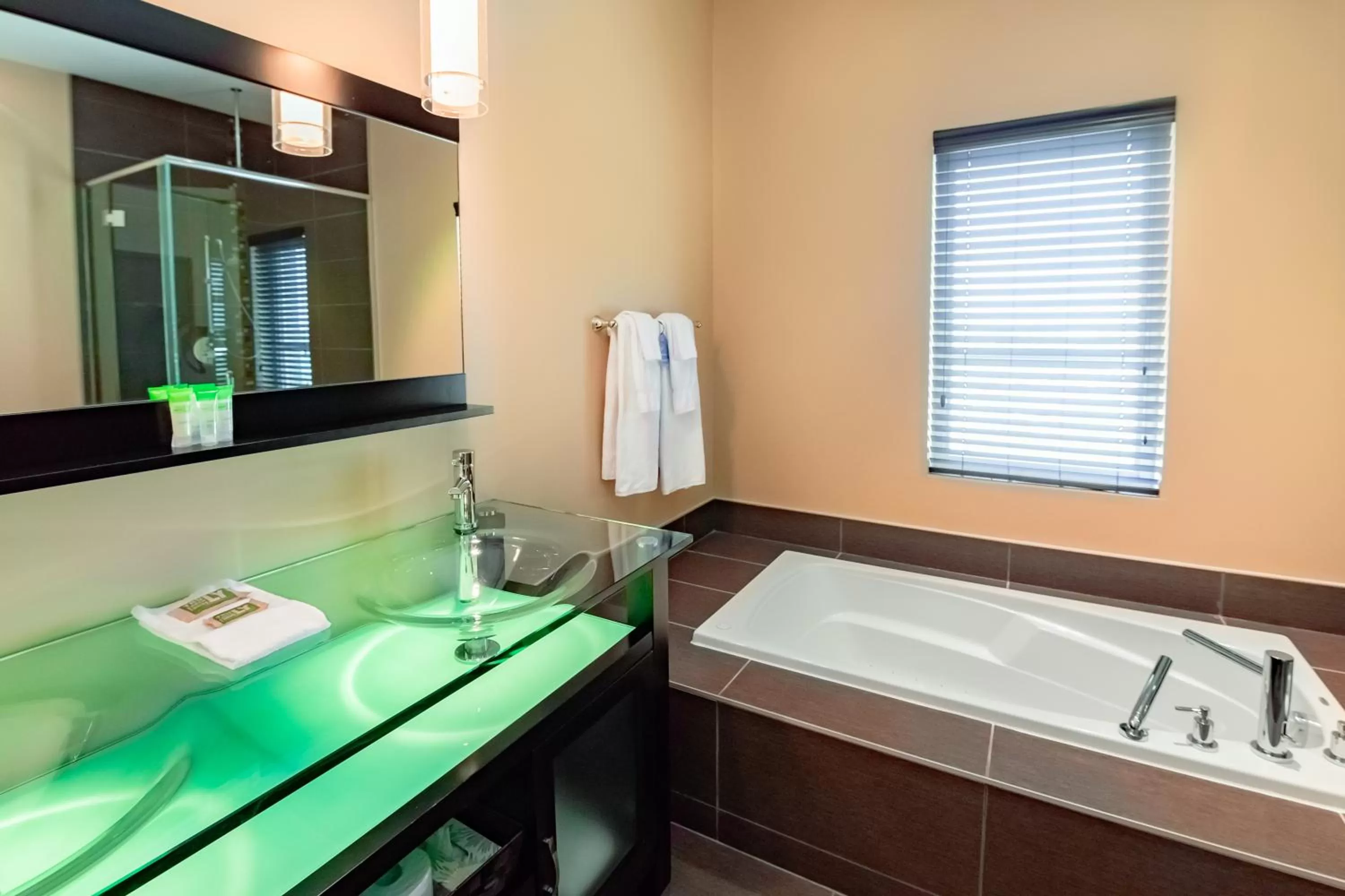 Hot Tub in Imperia Hôtel et Suites Terrebonne