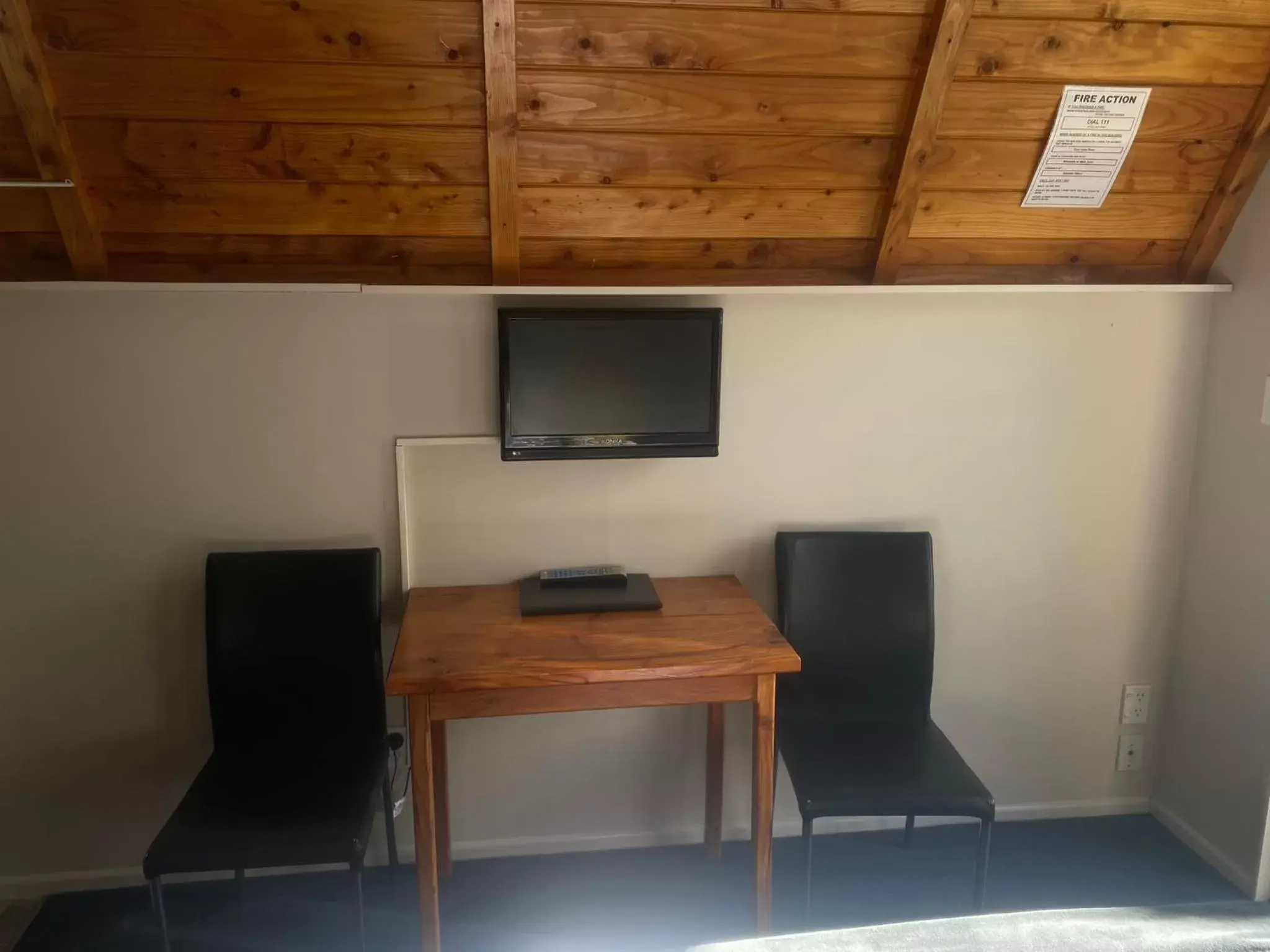TV and multimedia, TV/Entertainment Center in Mountain Chalets Motel