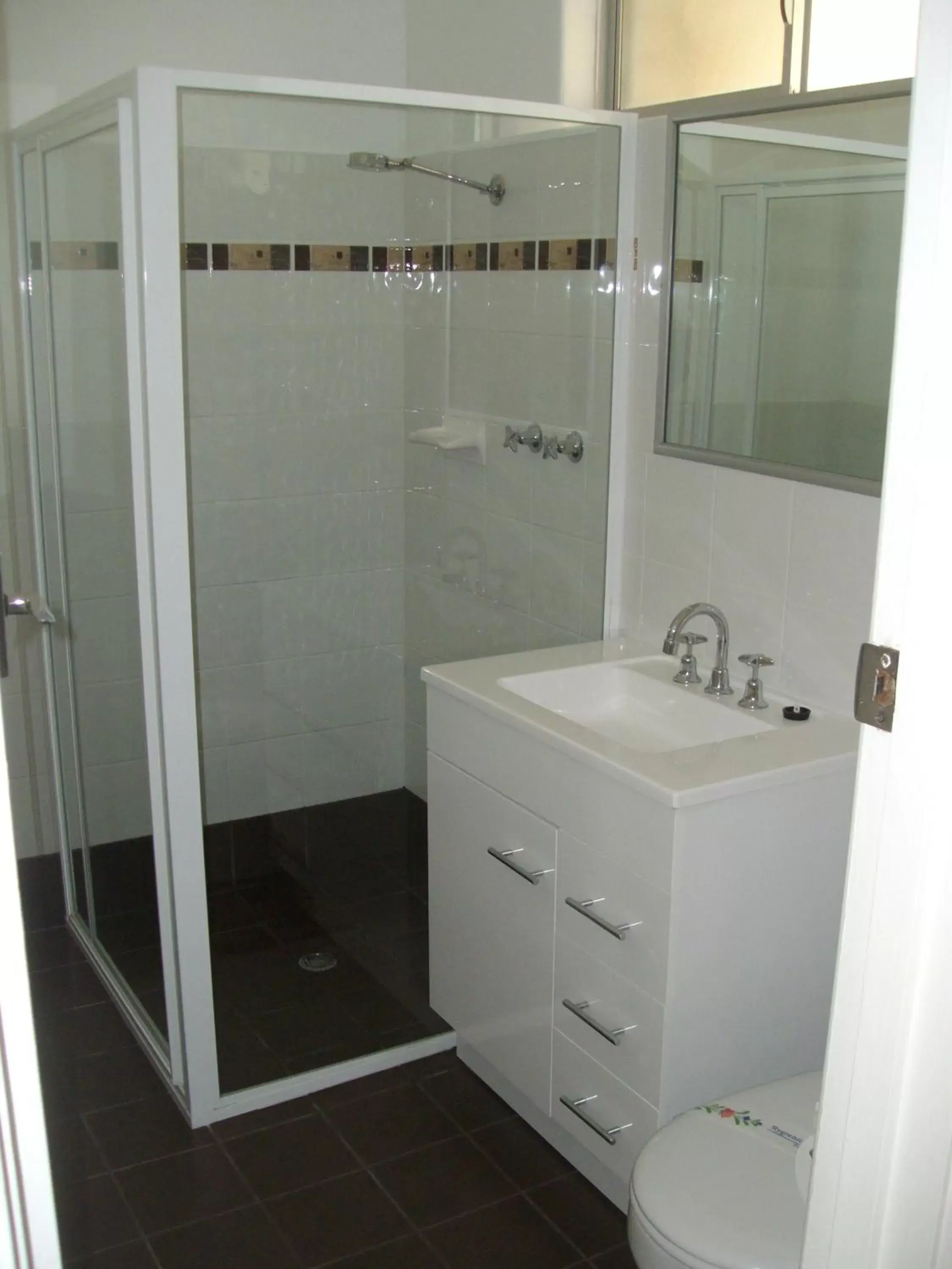 Shower, Bathroom in Gale Street Motel & Villas