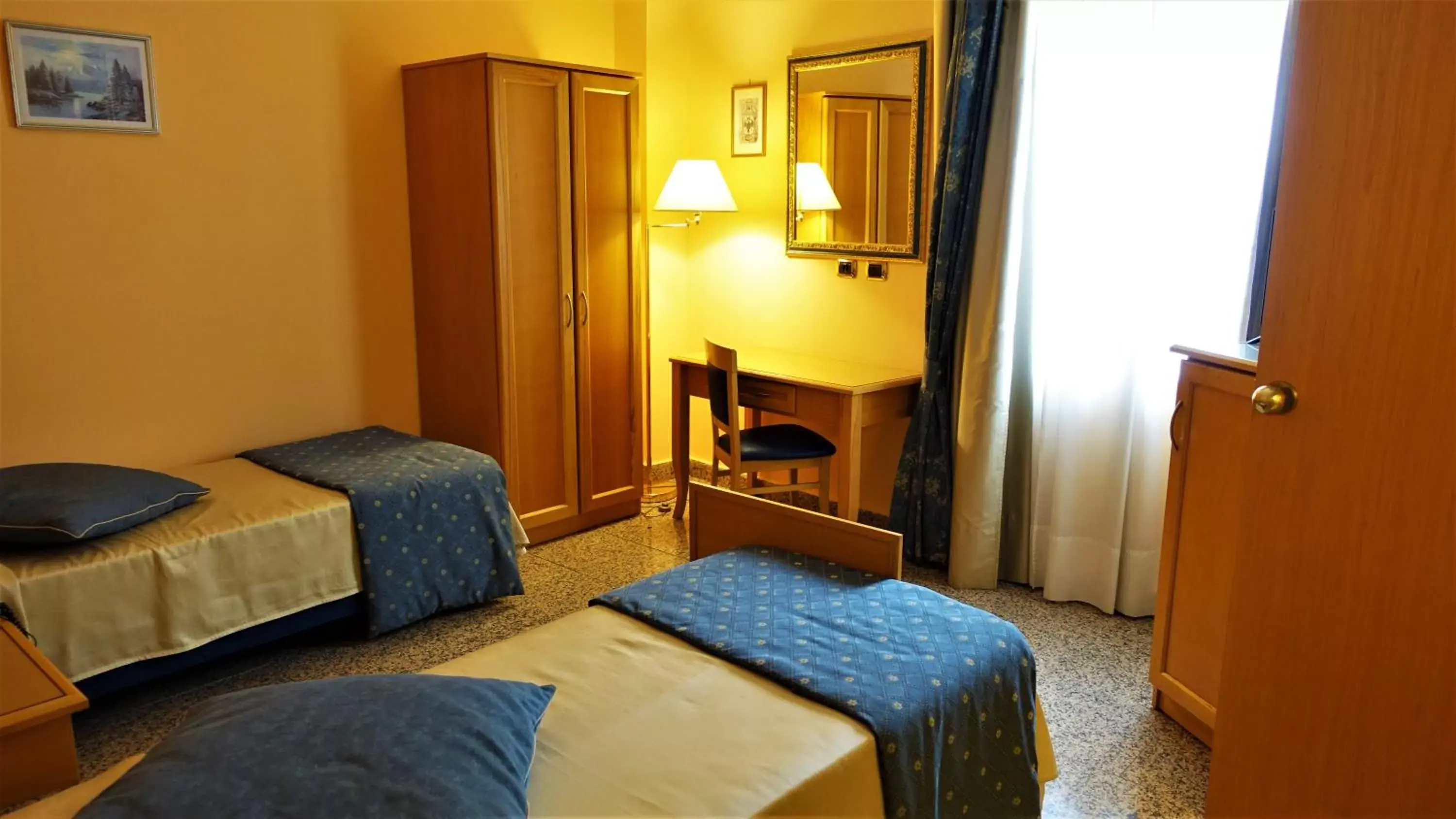 Twin Room with Shower in Hotel Bristol Twin Room with Shower in Hotel Bristol