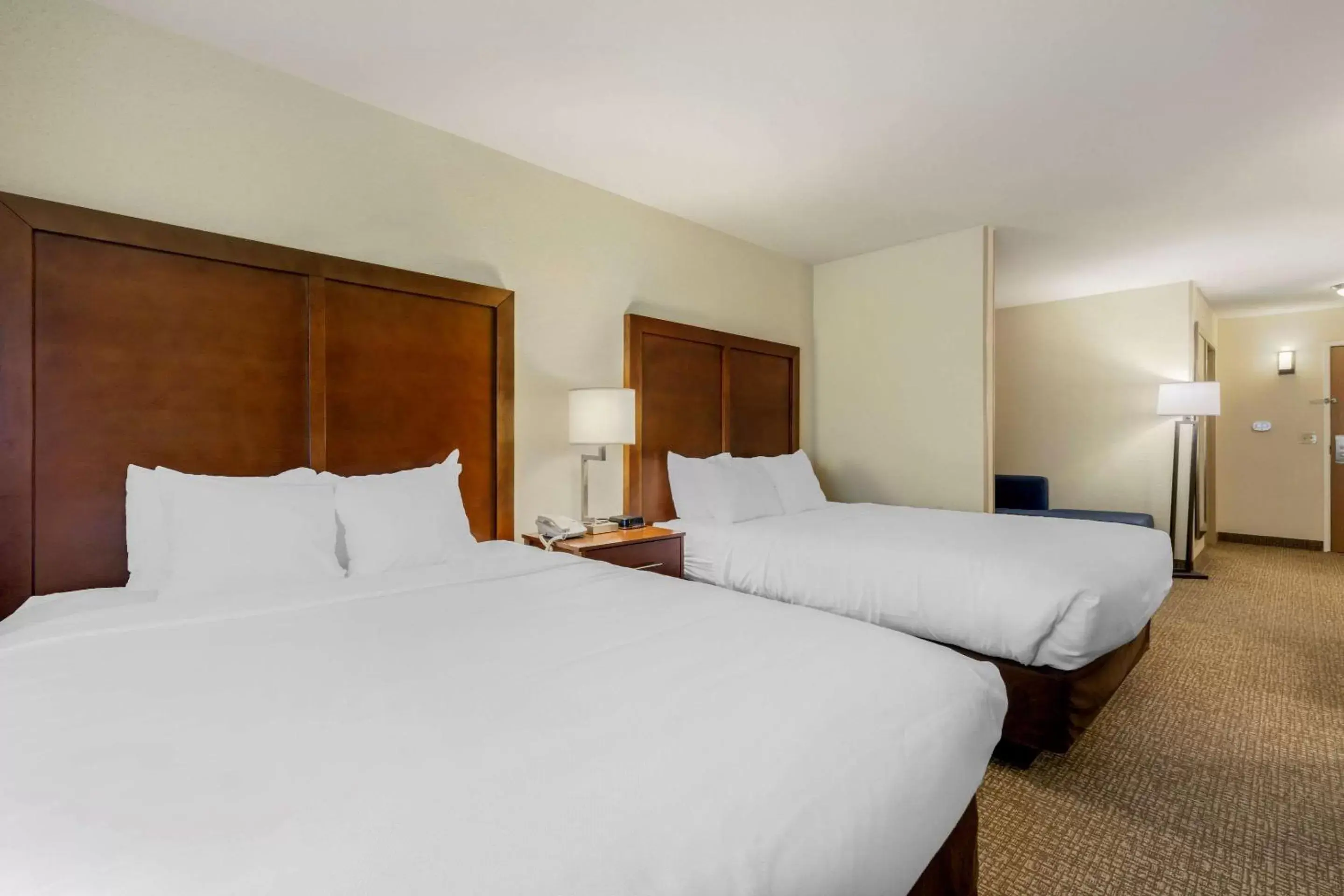 Photo of the whole room, Bed in Comfort Suites Johnson Creek Conference