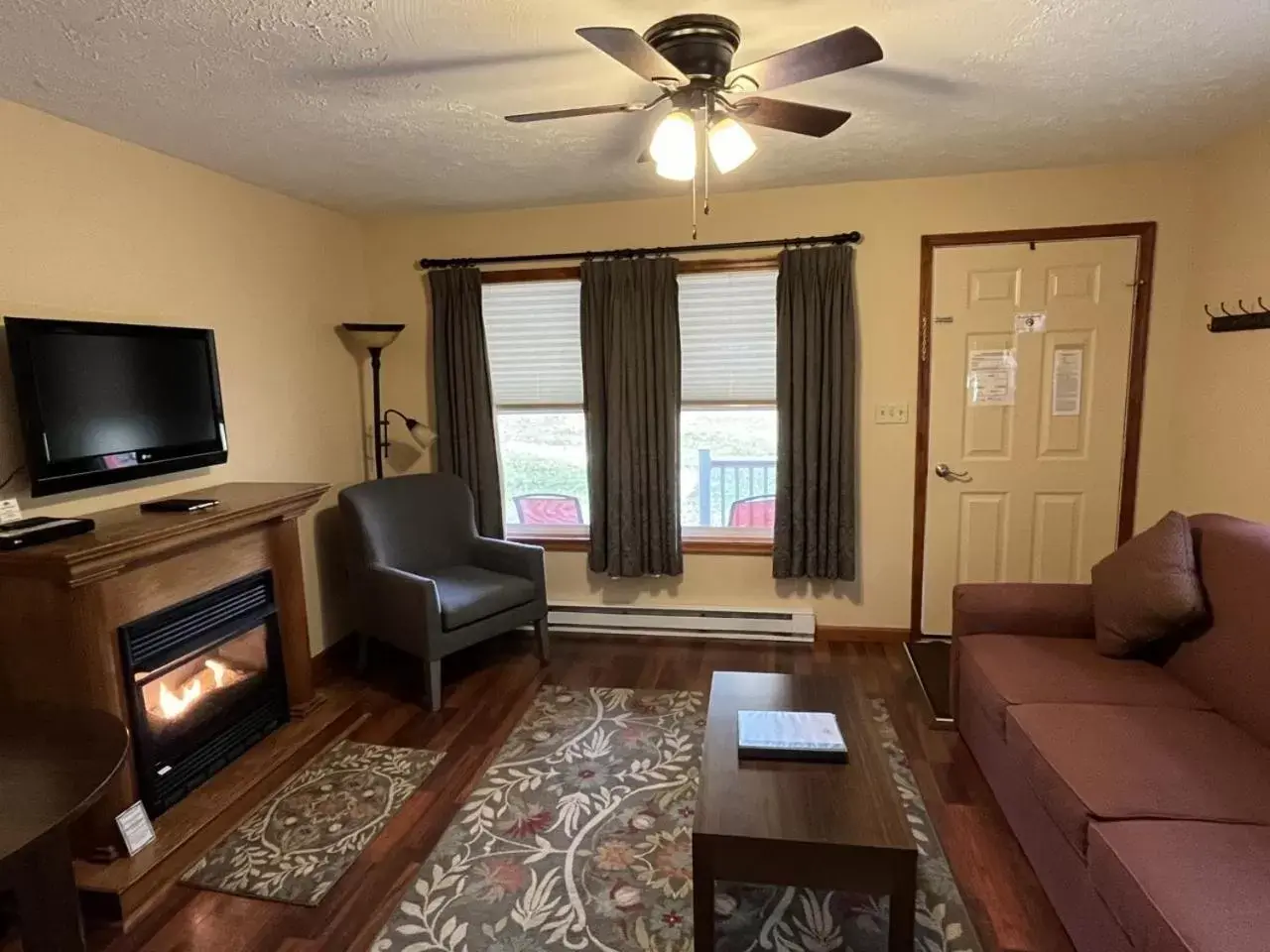 Living room, Seating Area in Woodfield Manor - A Sundance Vacations Property