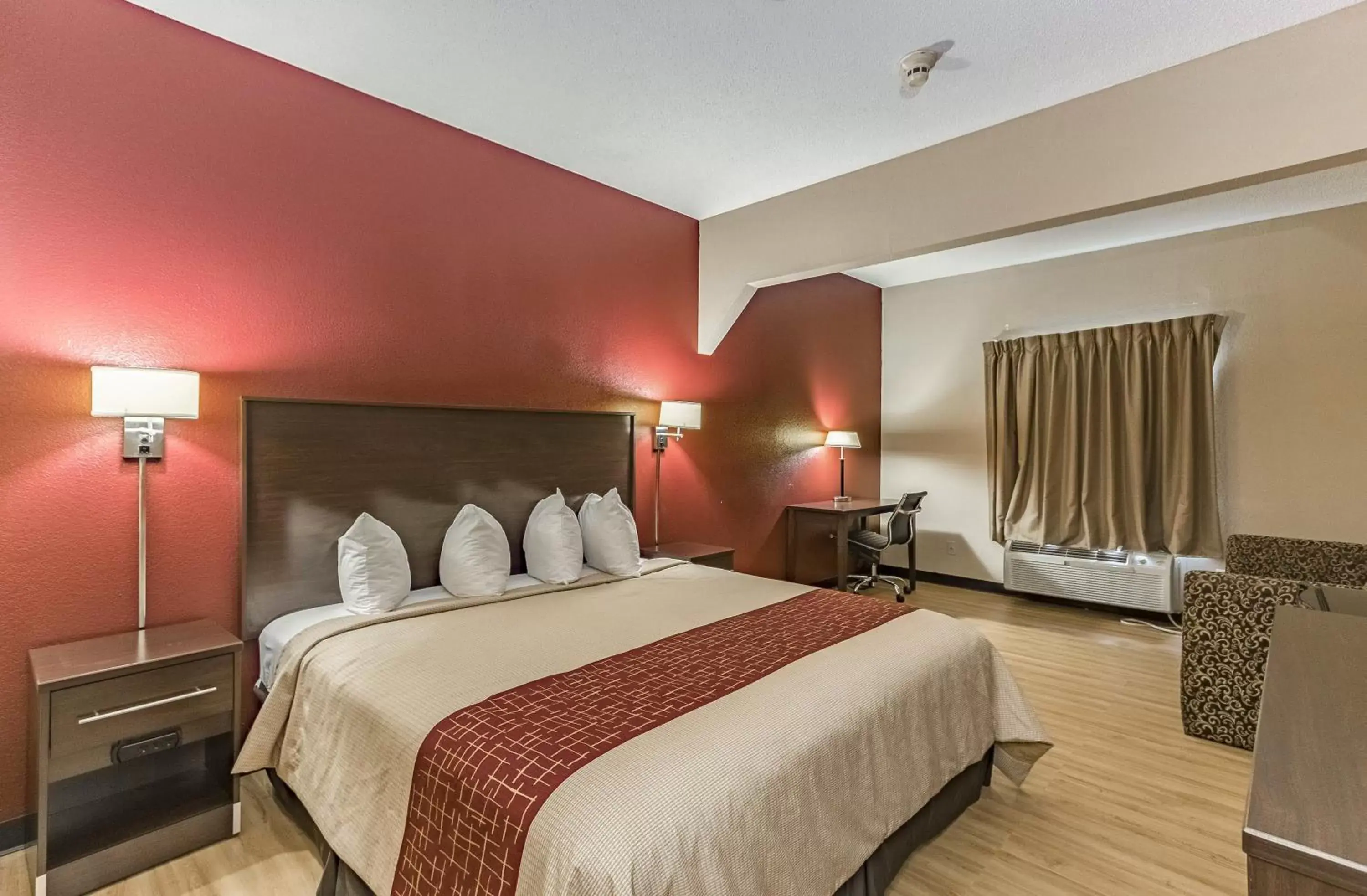 Photo of the whole room, Bed in Red Roof Inn & Suites Hinesville - Fort Stewart