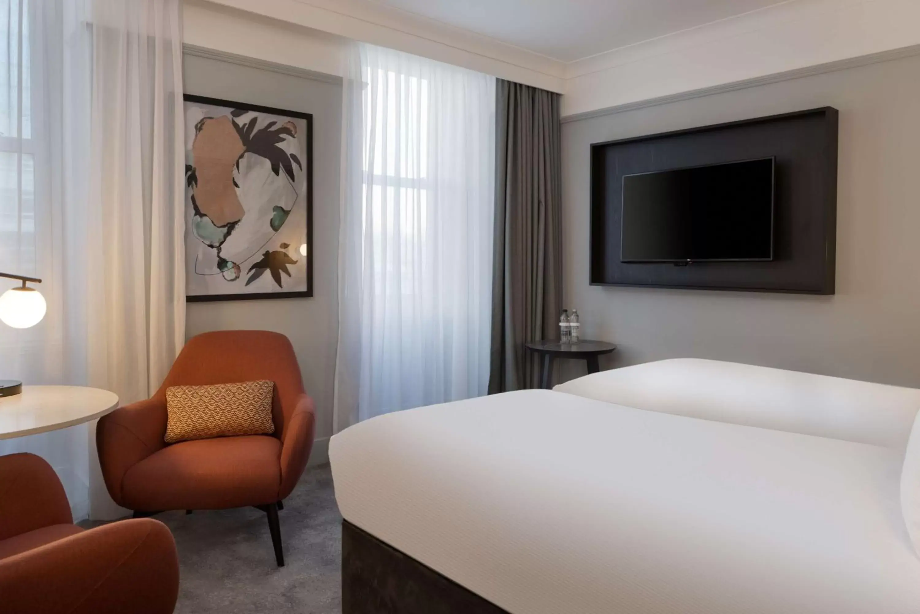 Bed, TV/Entertainment Center in DoubleTree By Hilton Brighton Metropole