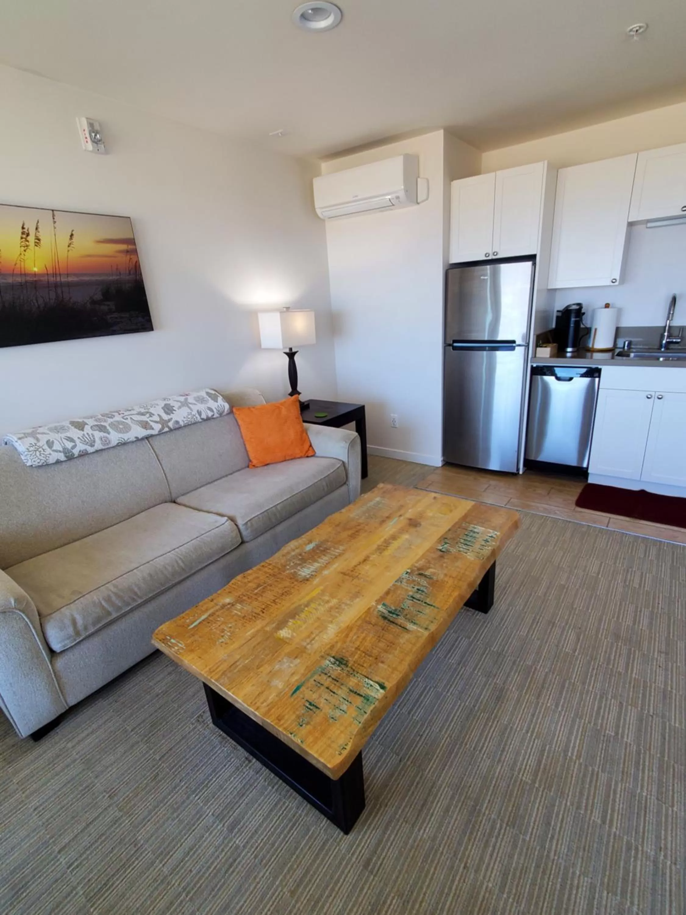 Coffee/tea facilities, Seating Area in Moonstone Beach Motel