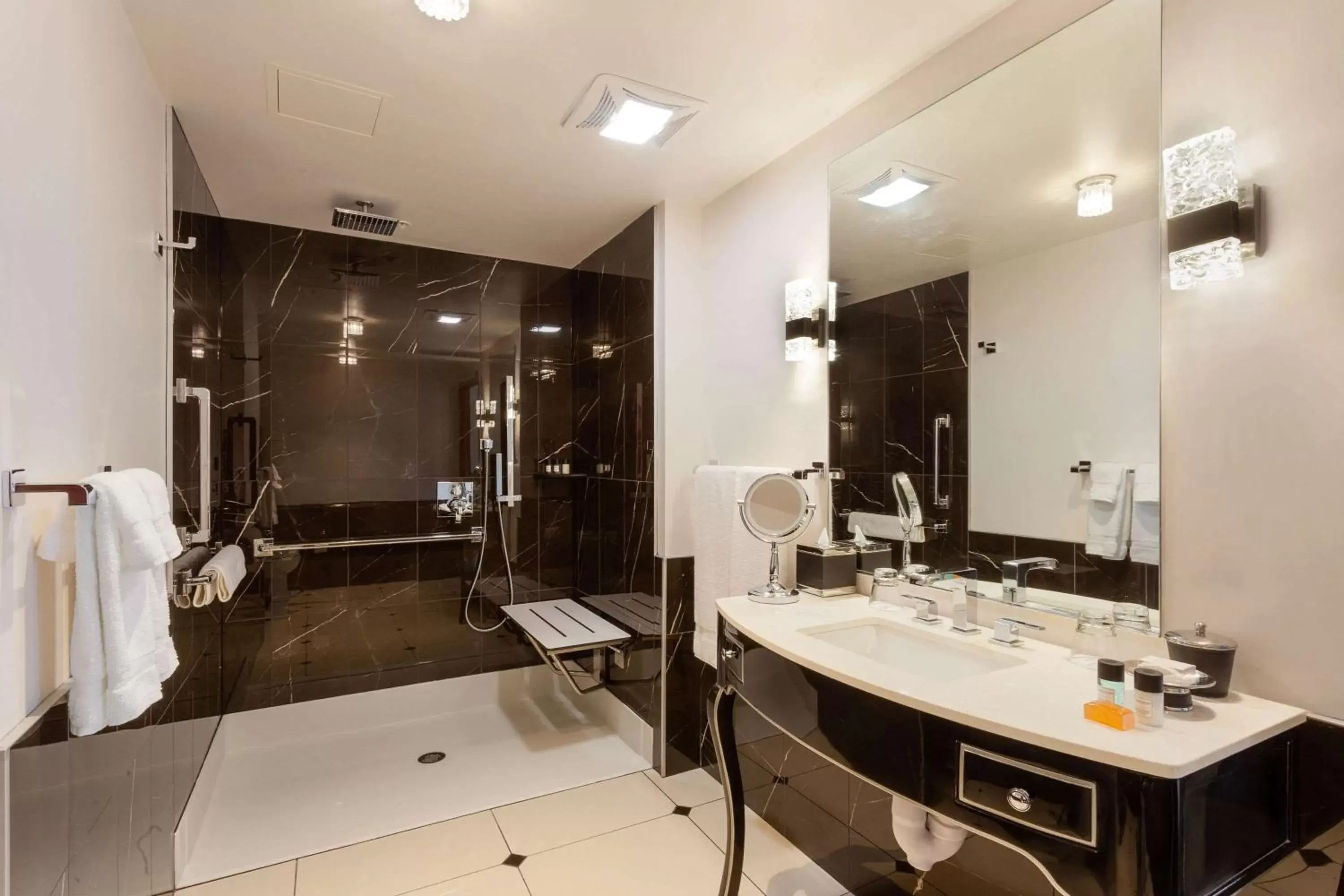 Photo of the whole room, Bathroom in Hotel Retlaw, Trademark Collection by Wyndham