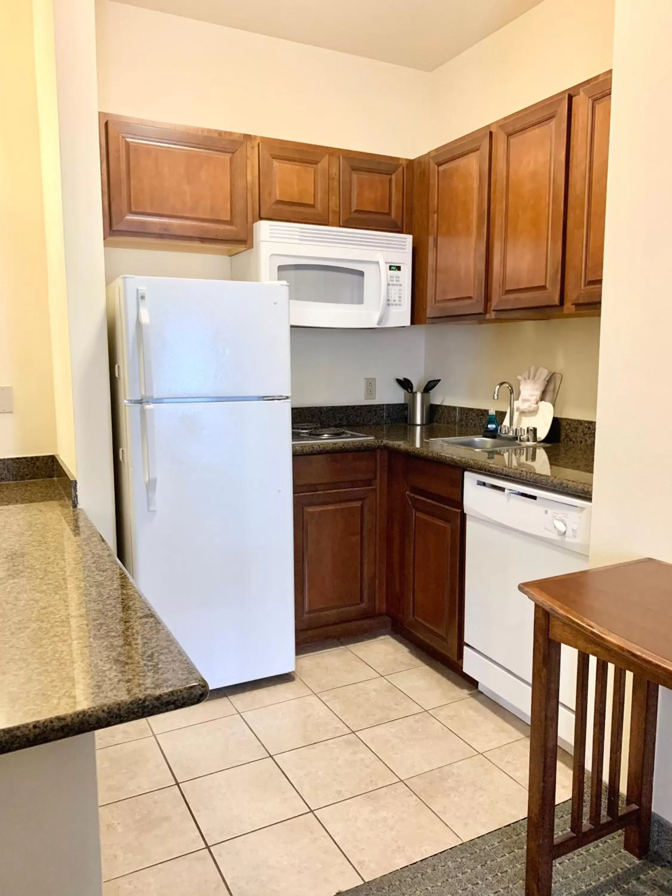 Kitchen or kitchenette, Kitchen/Kitchenette in Staybridge Suites - Albuquerque Airport, an IHG Hotel