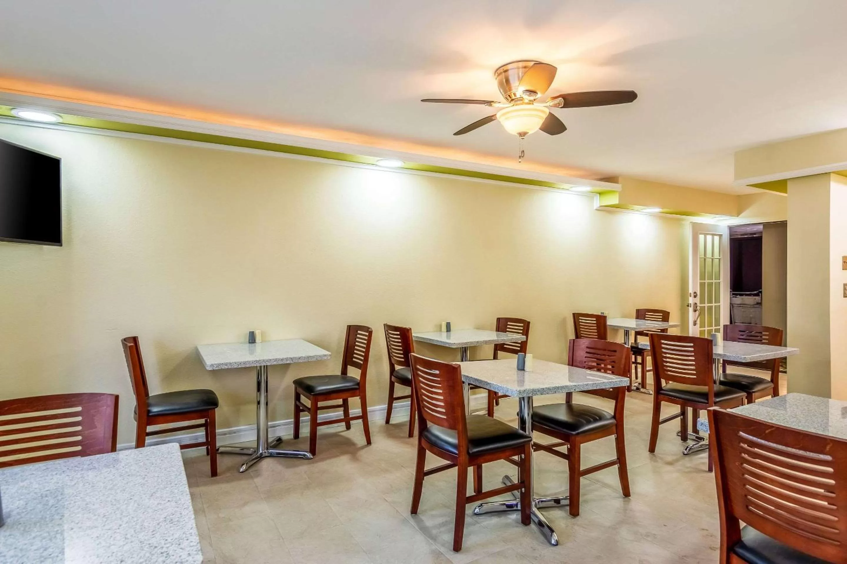 Restaurant/places to eat in Quality Inn Central