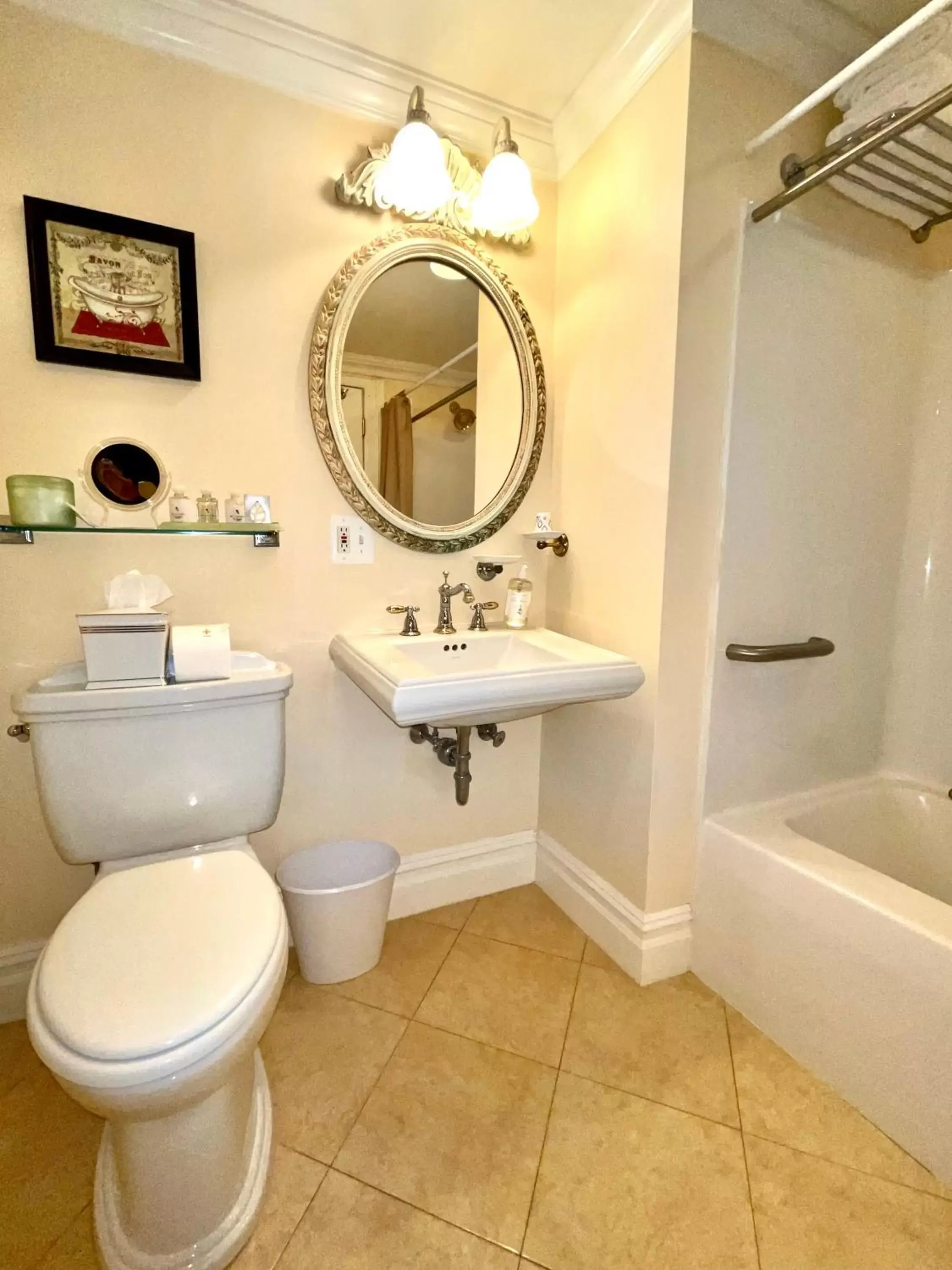 Bathroom in Atlantis Inn Hotel