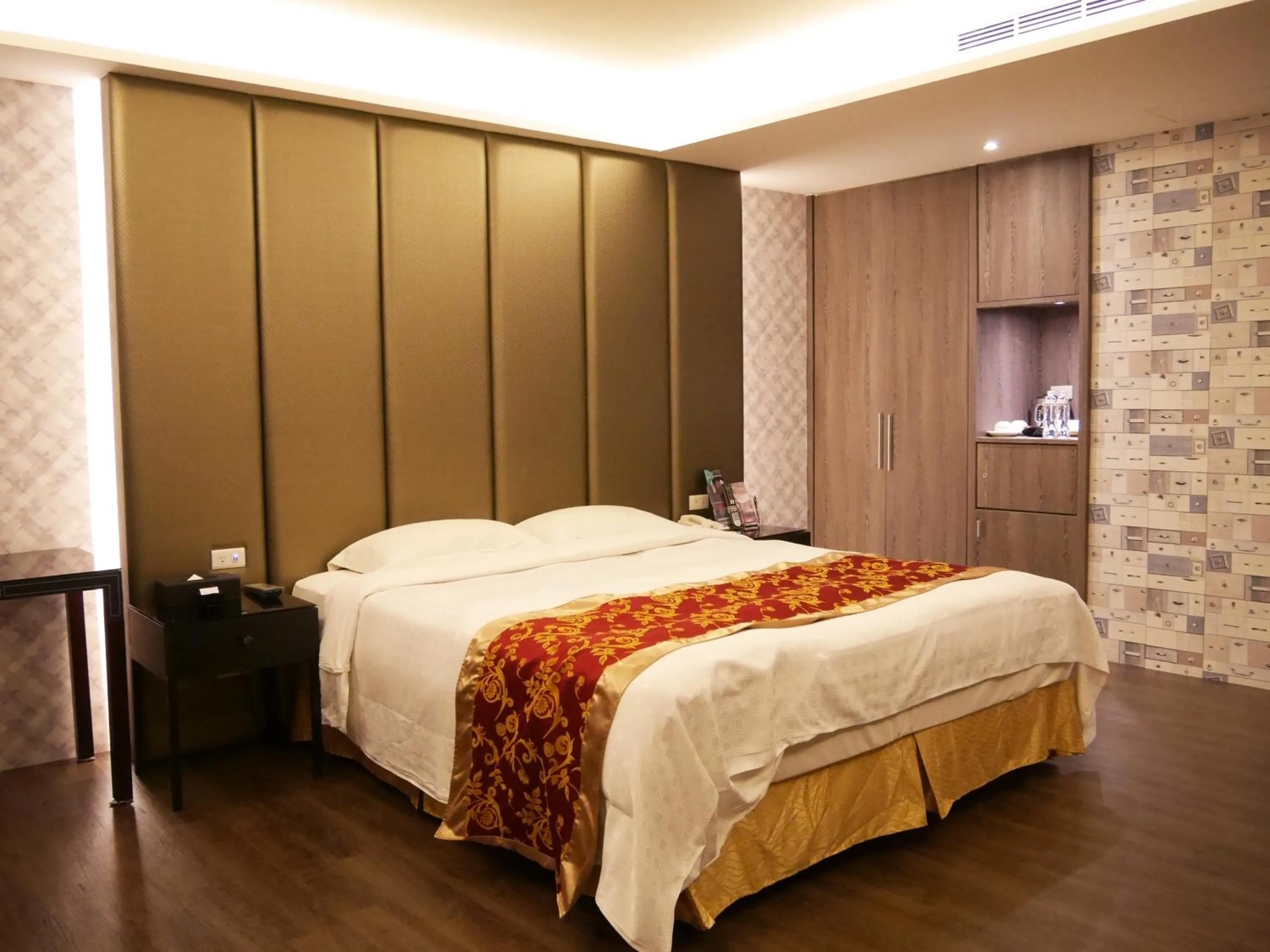 Photo of the whole room, Bed in Refinement Motel