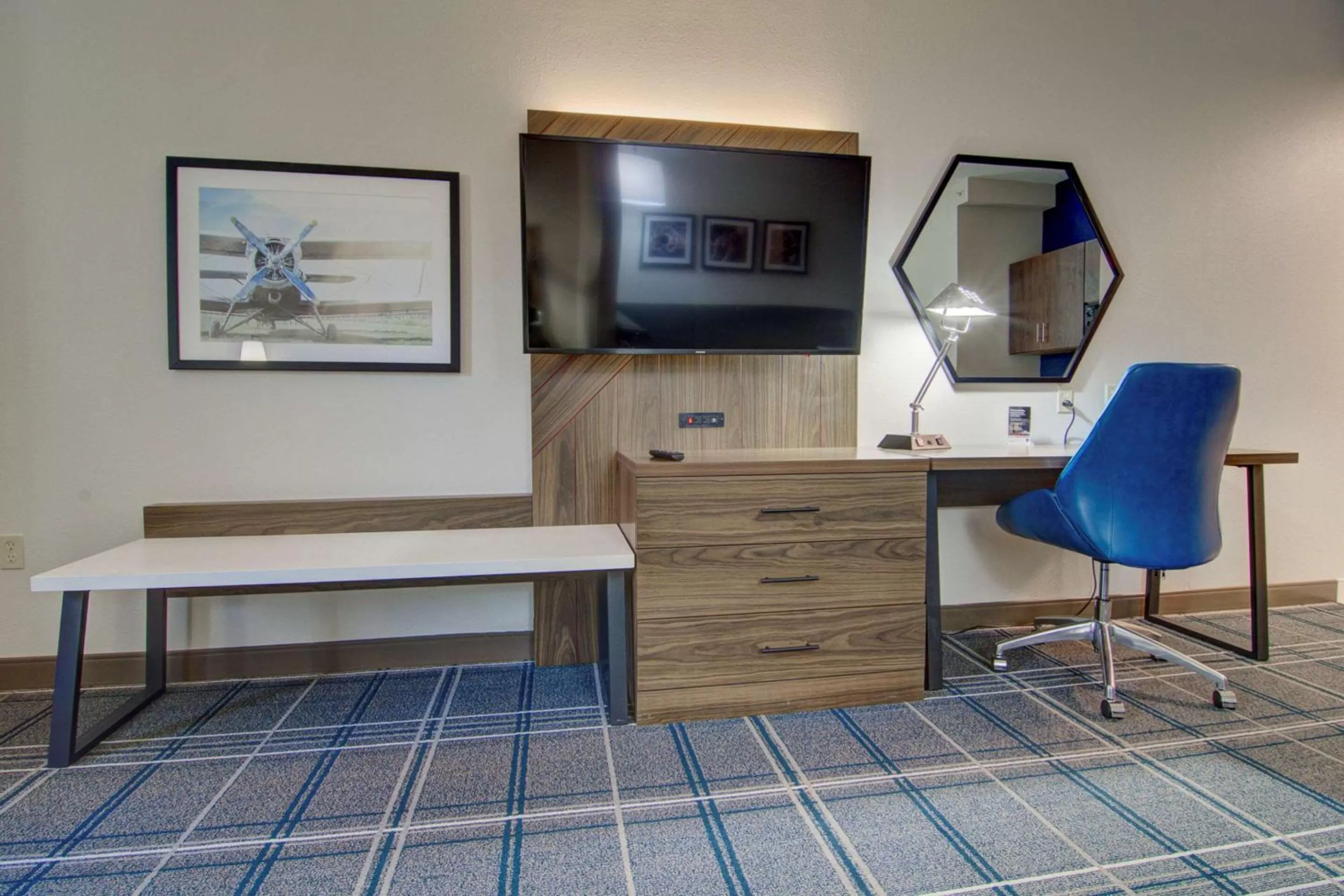 Bedroom in Comfort Suites Newport News Airport