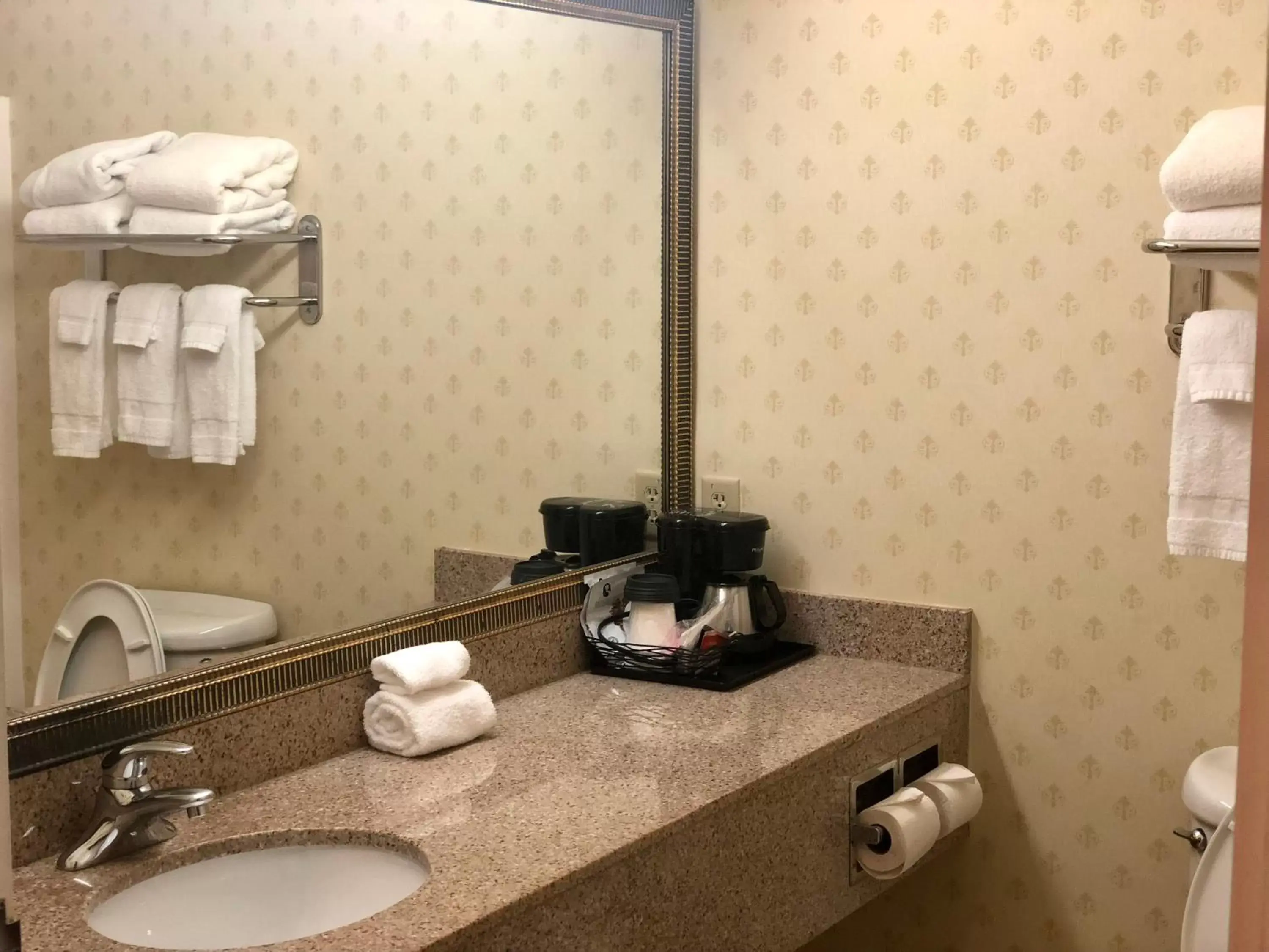Bathroom in Country Inn & Suites by Radisson, Hot Springs, AR