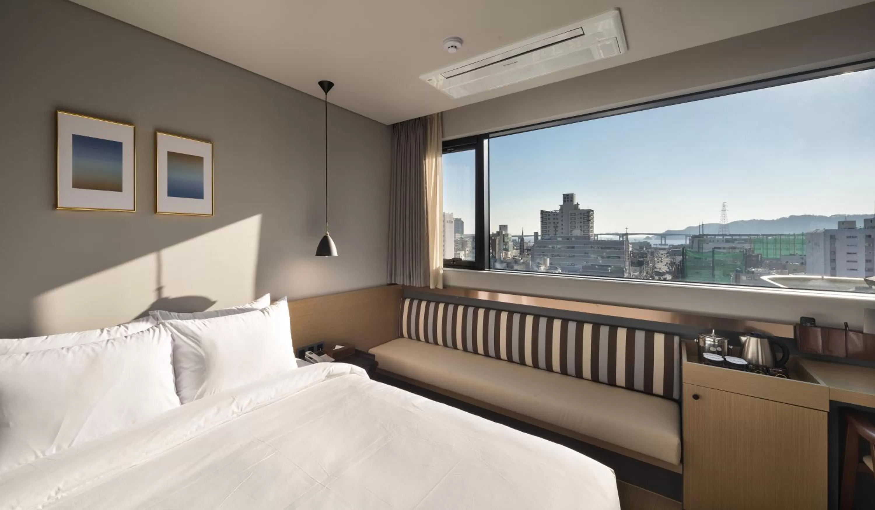 Photo of the whole room, Bed in Bay Hound Hotel