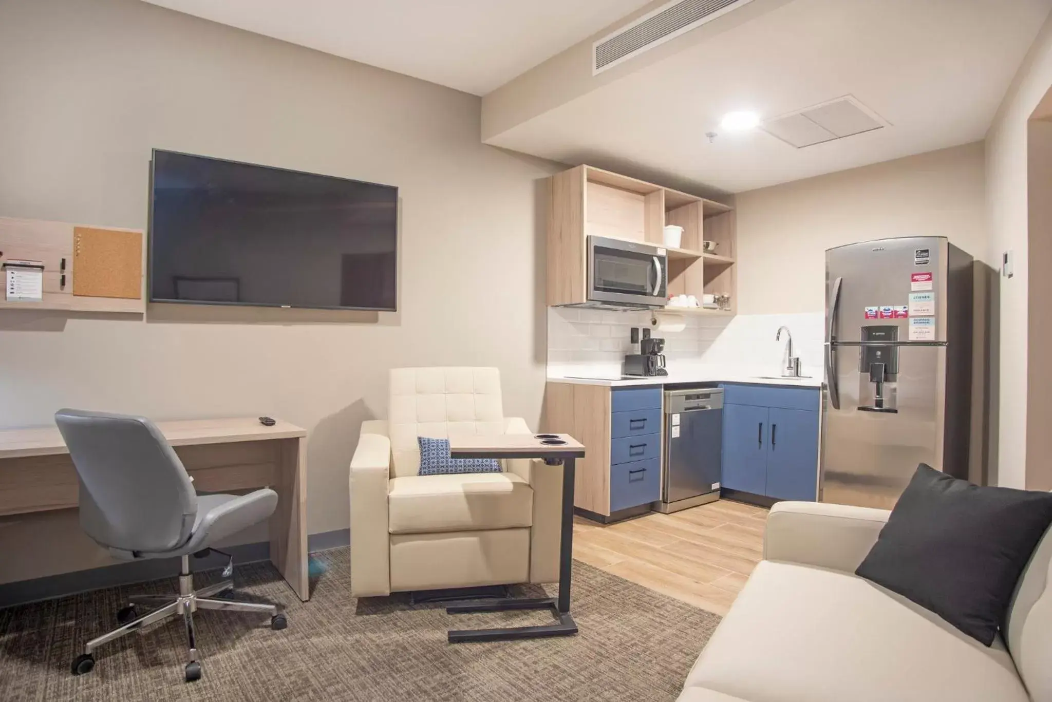 Photo of the whole room, Seating Area in Candlewood Suites - Guadalajara Galerias, an IHG Hotel