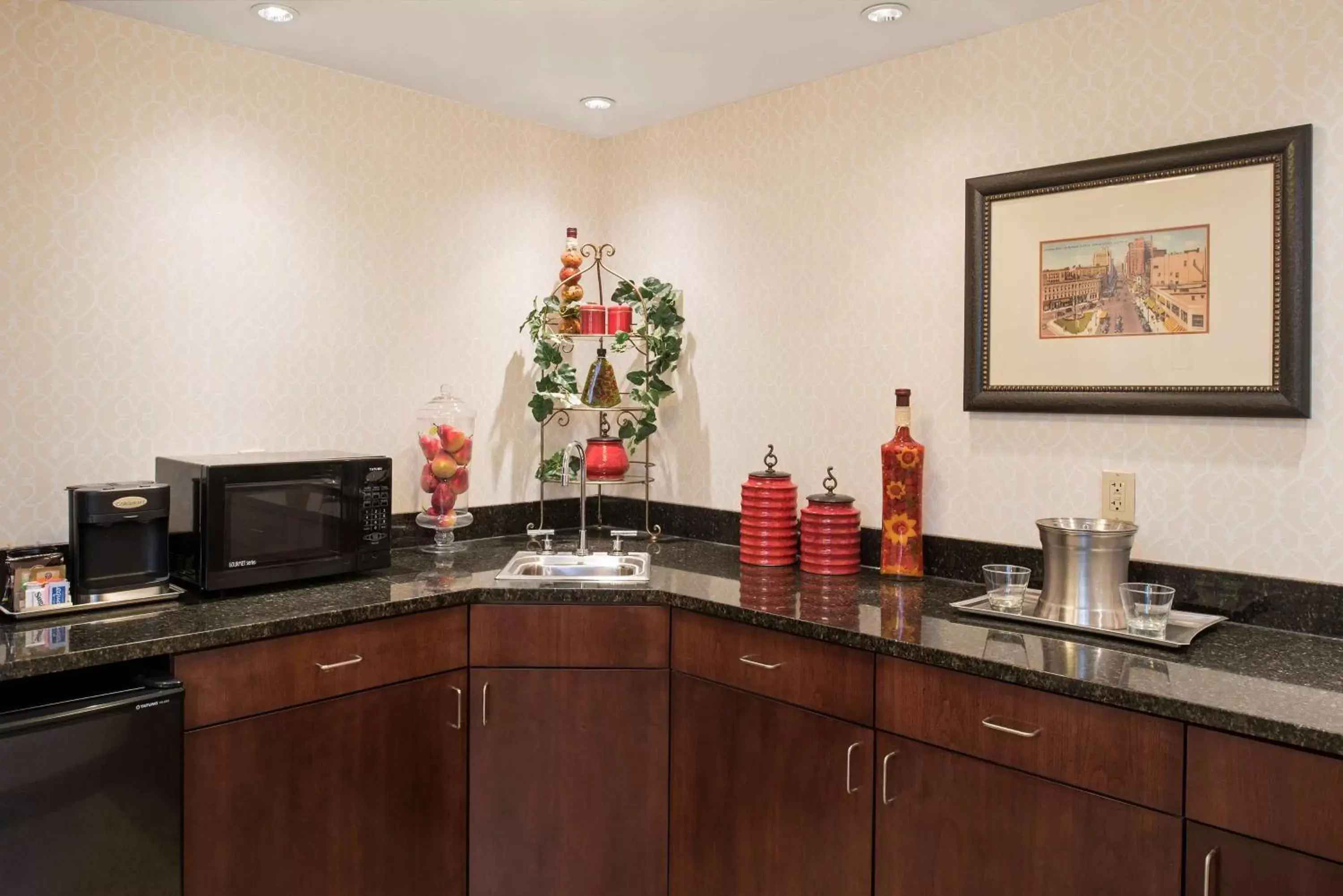 Kitchen or kitchenette, Kitchen/Kitchenette in DoubleTree by Hilton Hotel Grand Rapids Airport