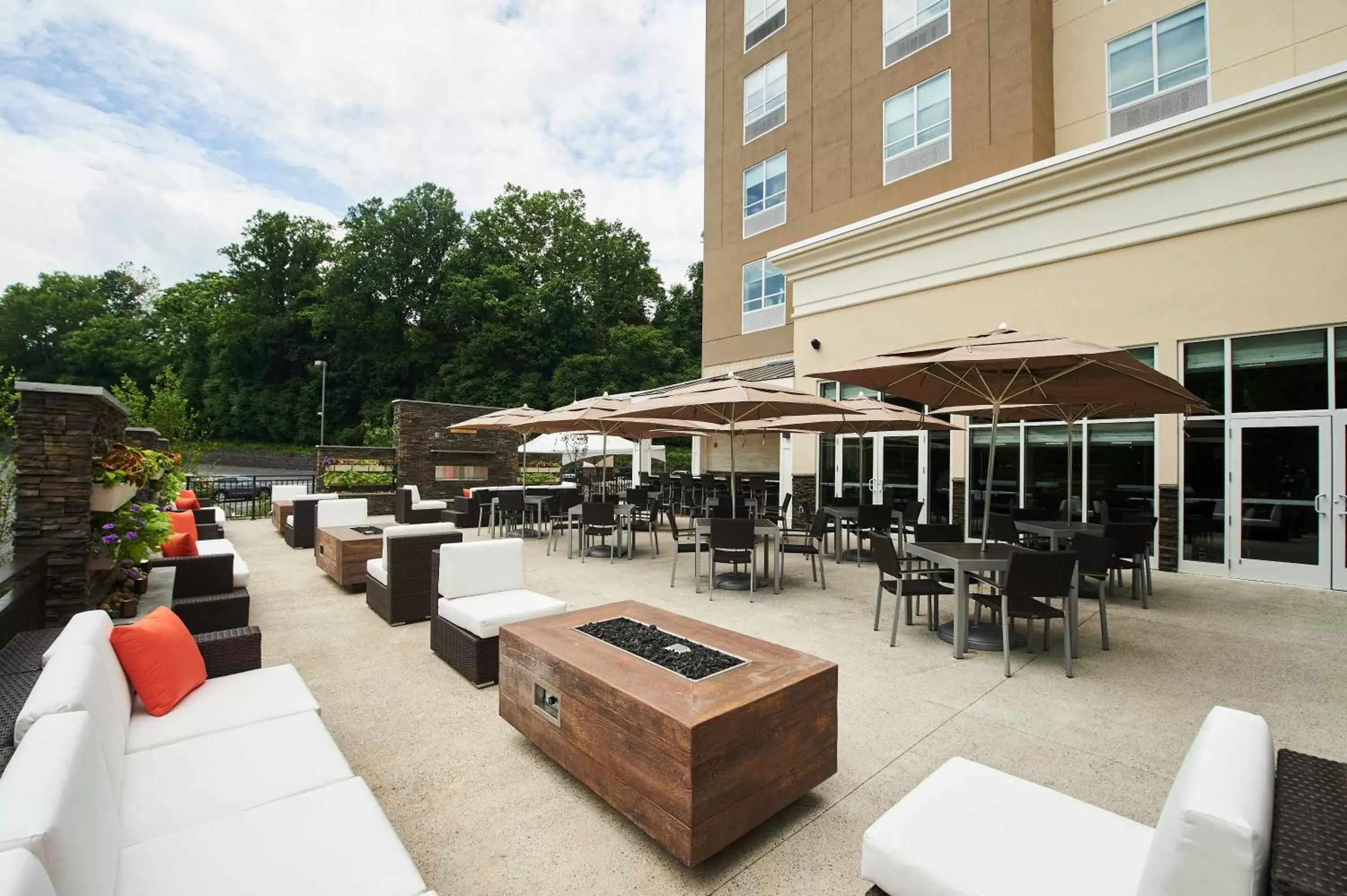 Lounge or bar in Holiday Inn & Suites Philadelphia W - Drexel Hill by IHG Lounge or bar in Holiday Inn & Suites Philadelphia W - Drexel Hill by IHG