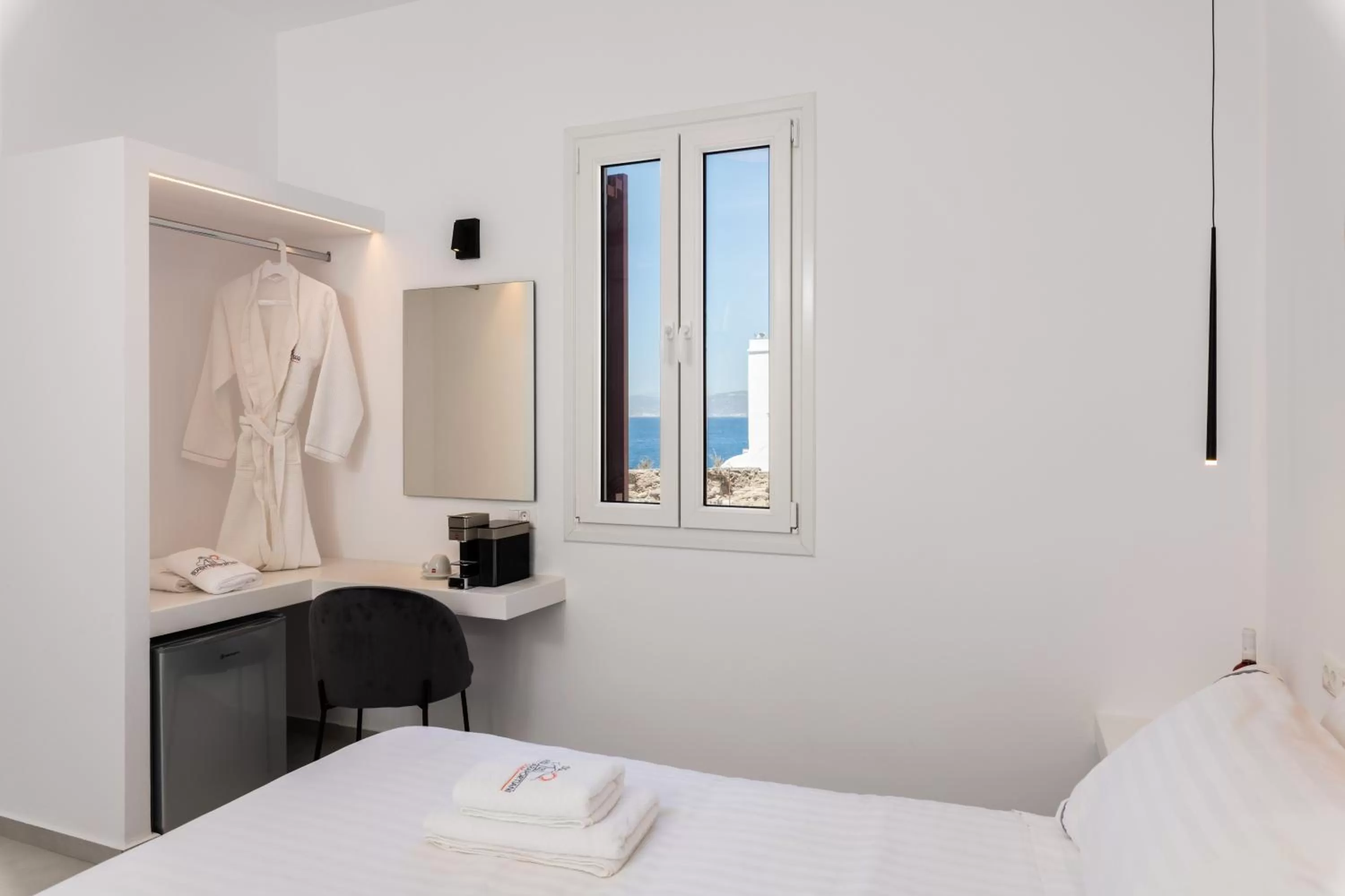 Bed in Sunset Paraportiani Rooms