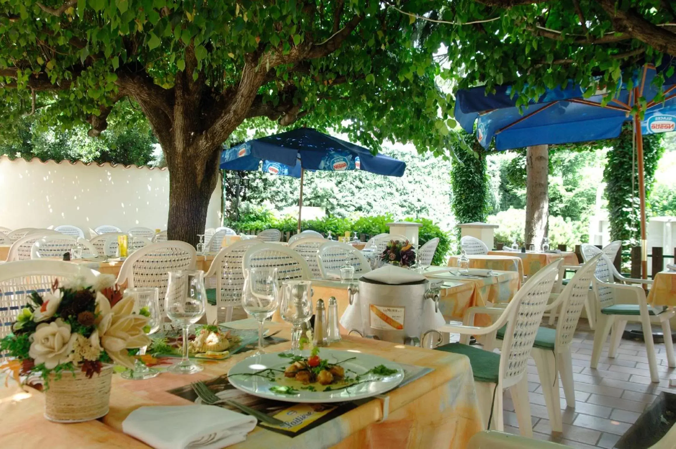 Patio, Restaurant/Places to Eat in Le Logis Des Voyageurs