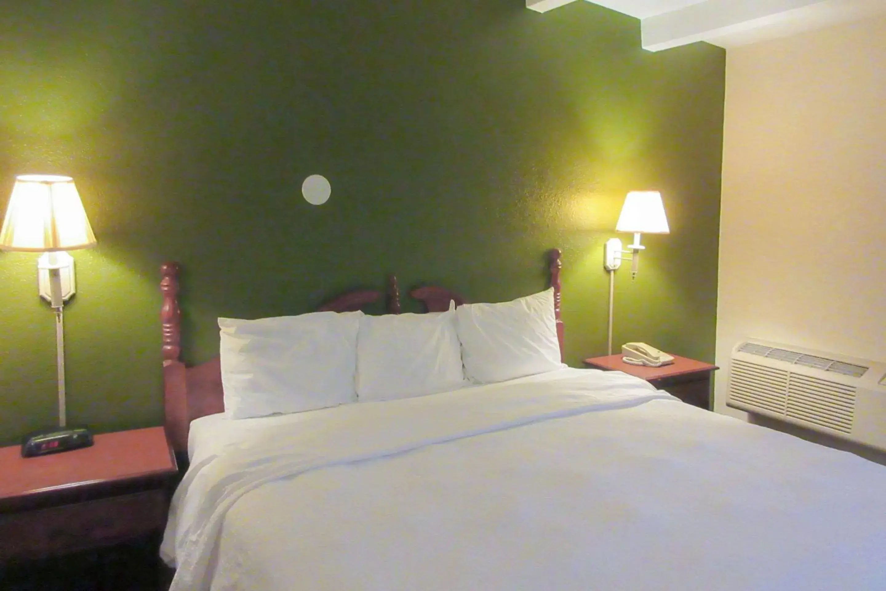 Photo of the whole room, Bed in Rodeway Inn