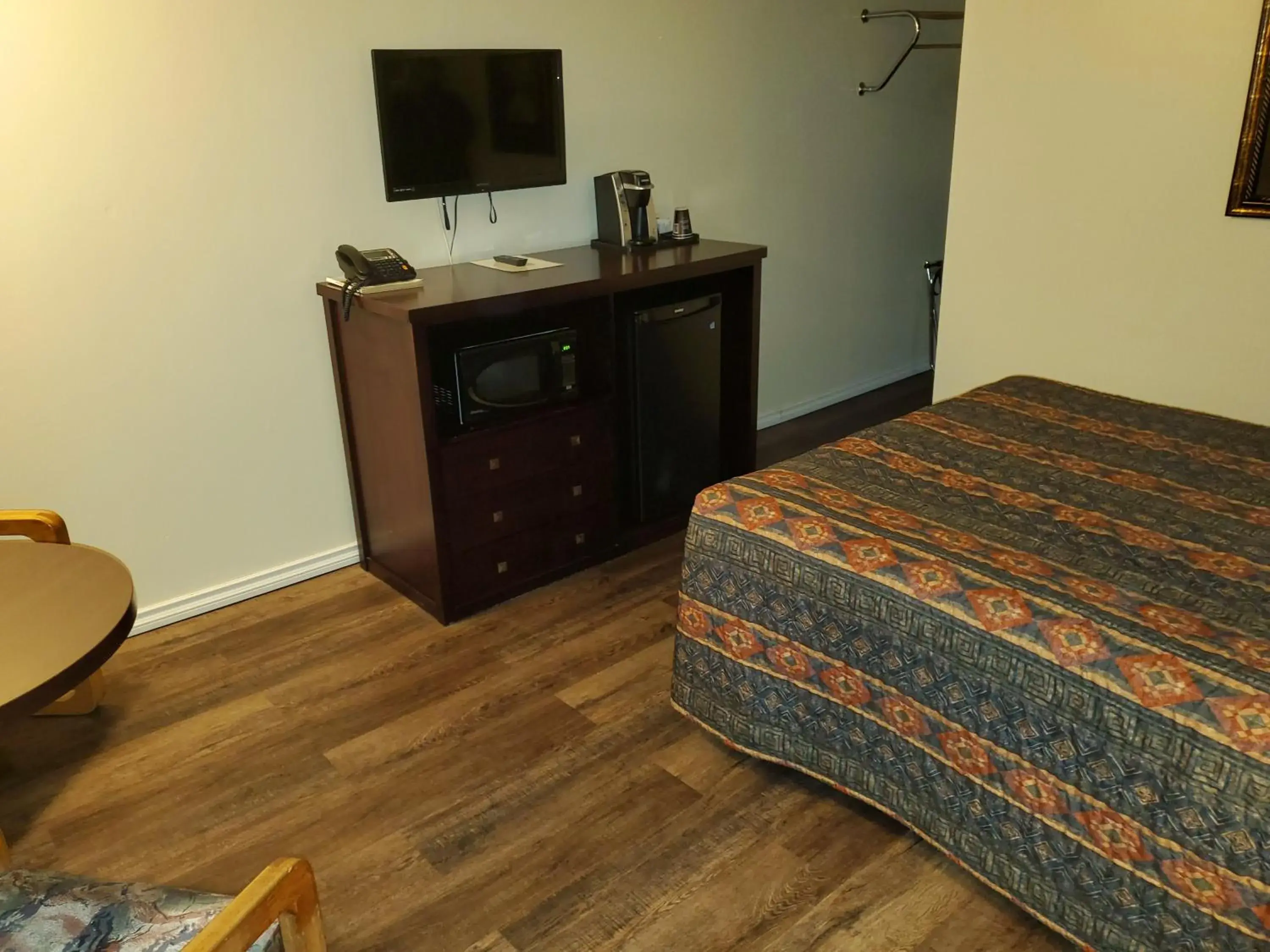 Bed, TV/Entertainment Center in Battlefords Inn