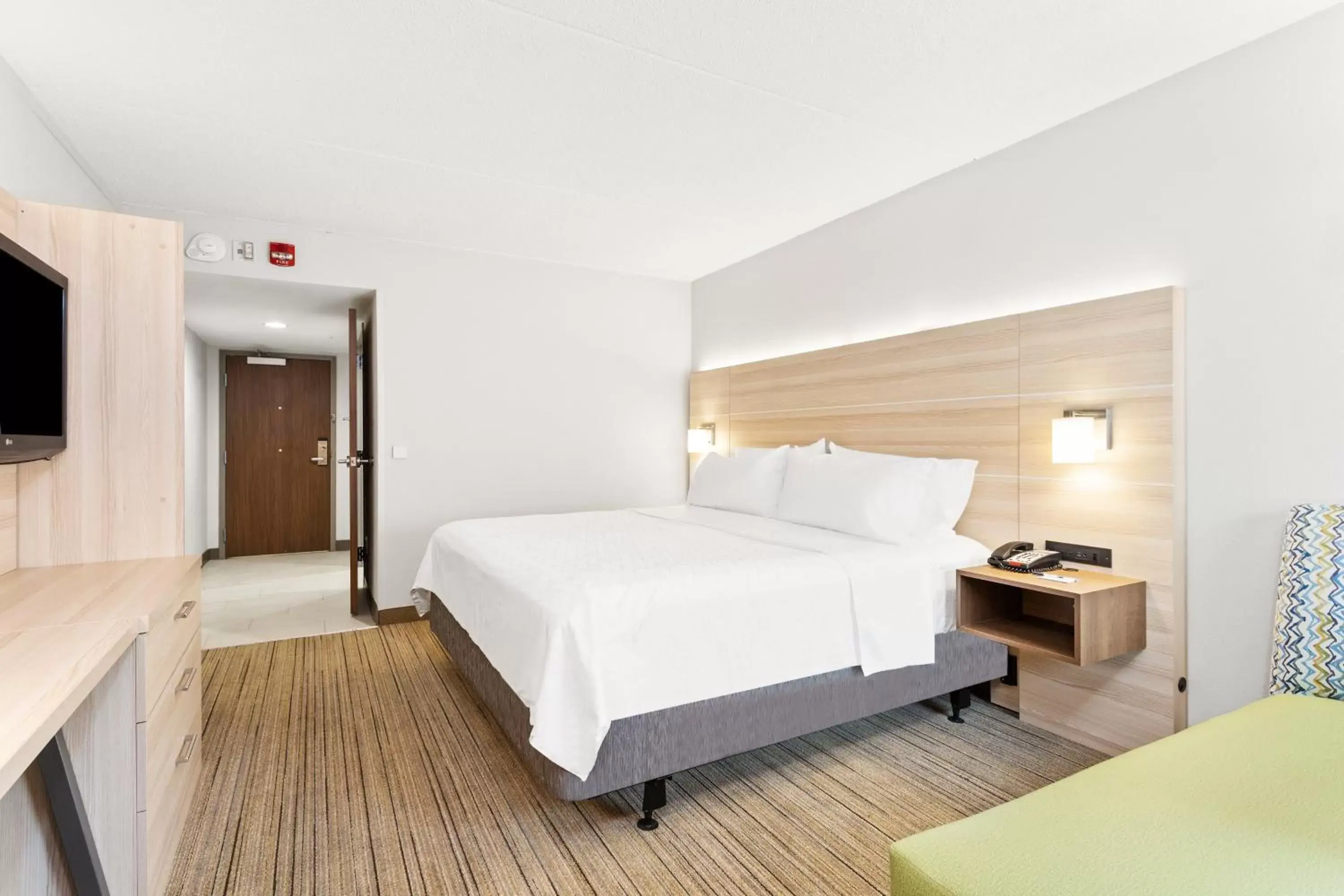 Photo of the whole room, Bed in Holiday Inn Express Hopewell - Fort Lee Area, an IHG Hotel