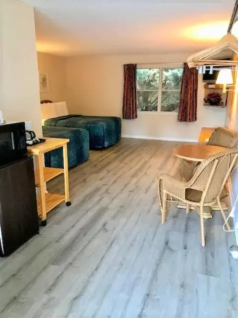 Seating Area in Four Seasons Inn