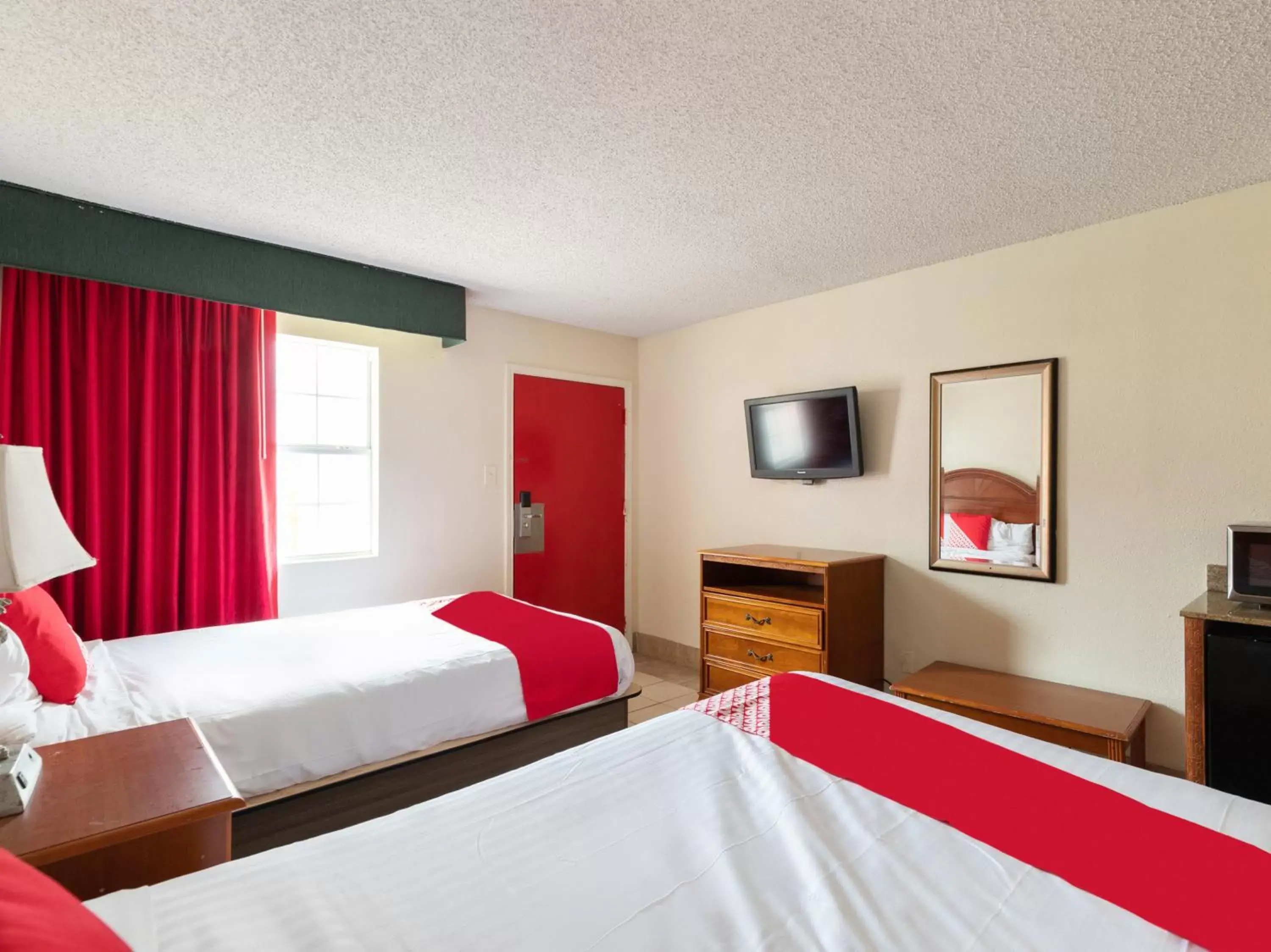 Bedroom, Bed in OYO Hotel San Antonio Lackland near Seaworld