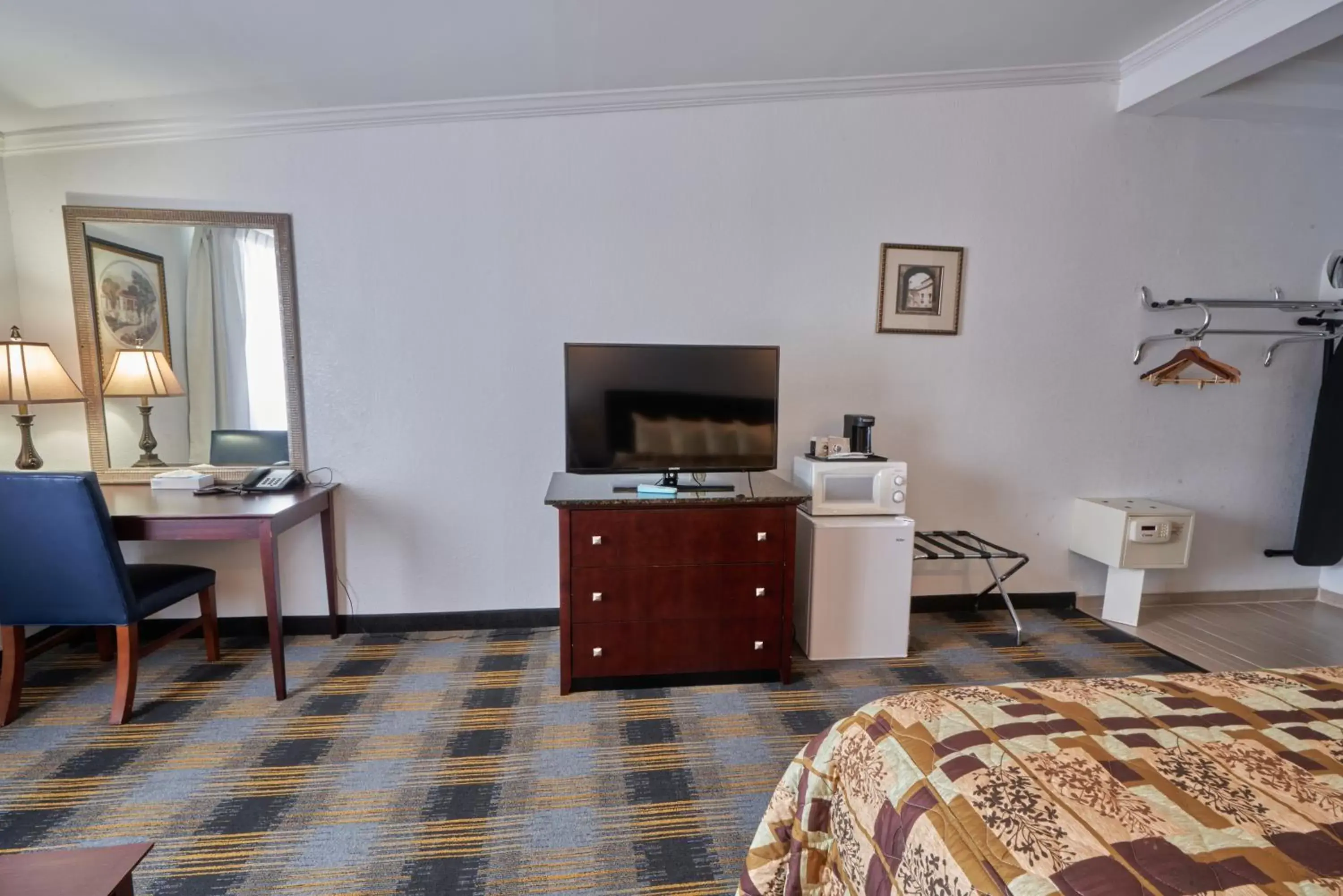 Bed in Riverview Inn & Suites Bed in Riverview Inn & Suites