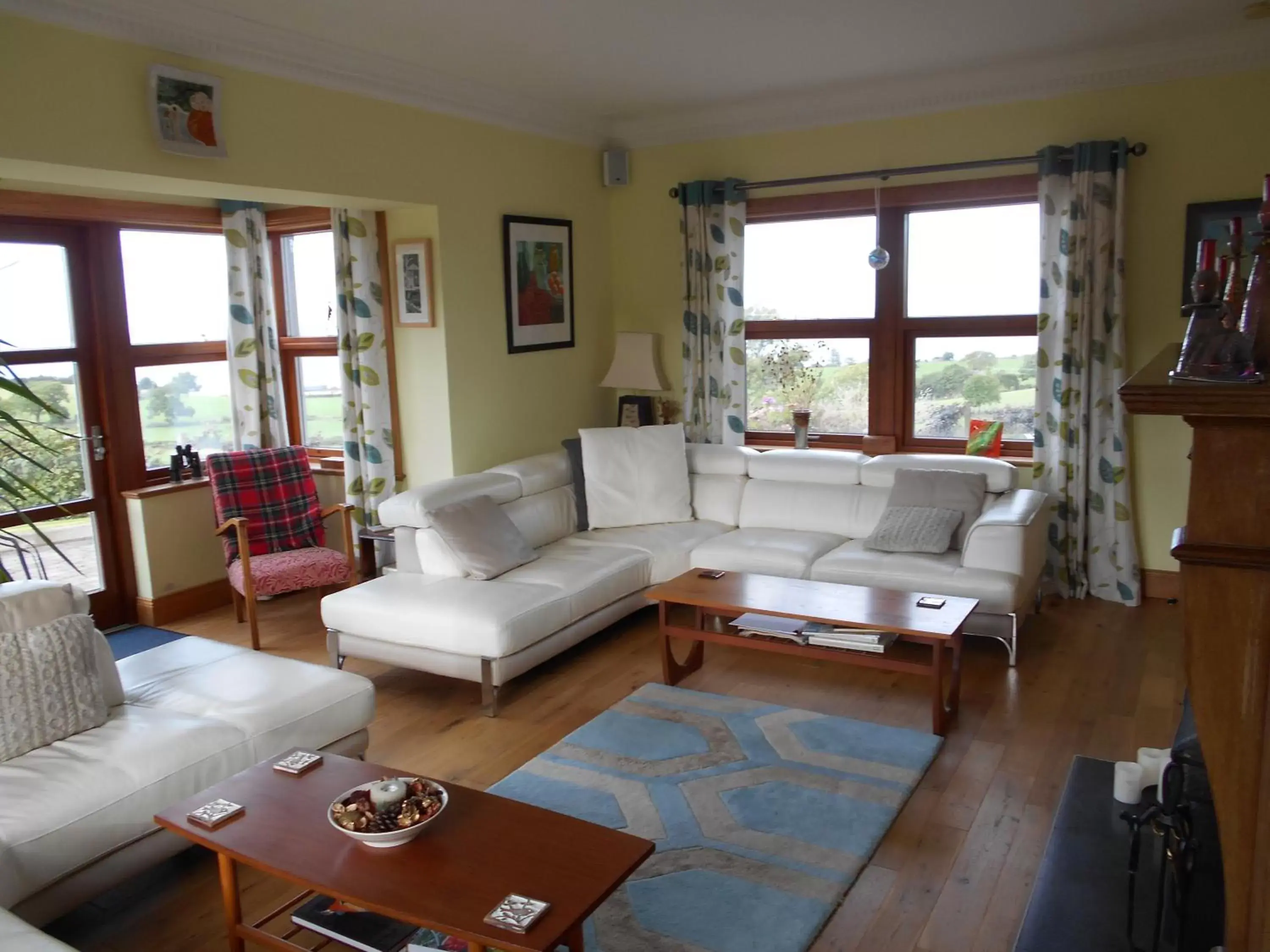 Communal lounge/ TV room, Seating Area in BallyCairn House