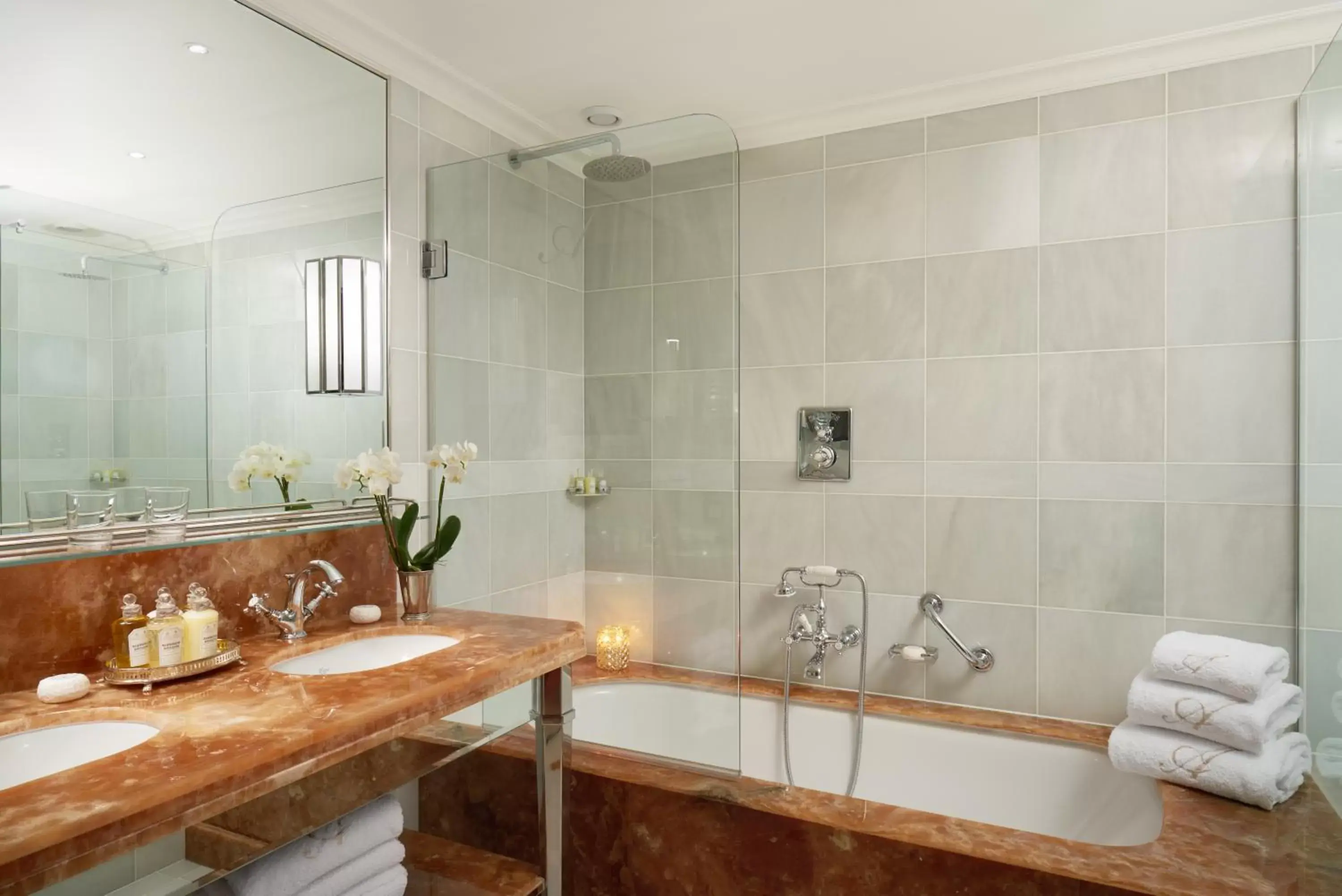 Bathroom in Hotel d'Angleterre