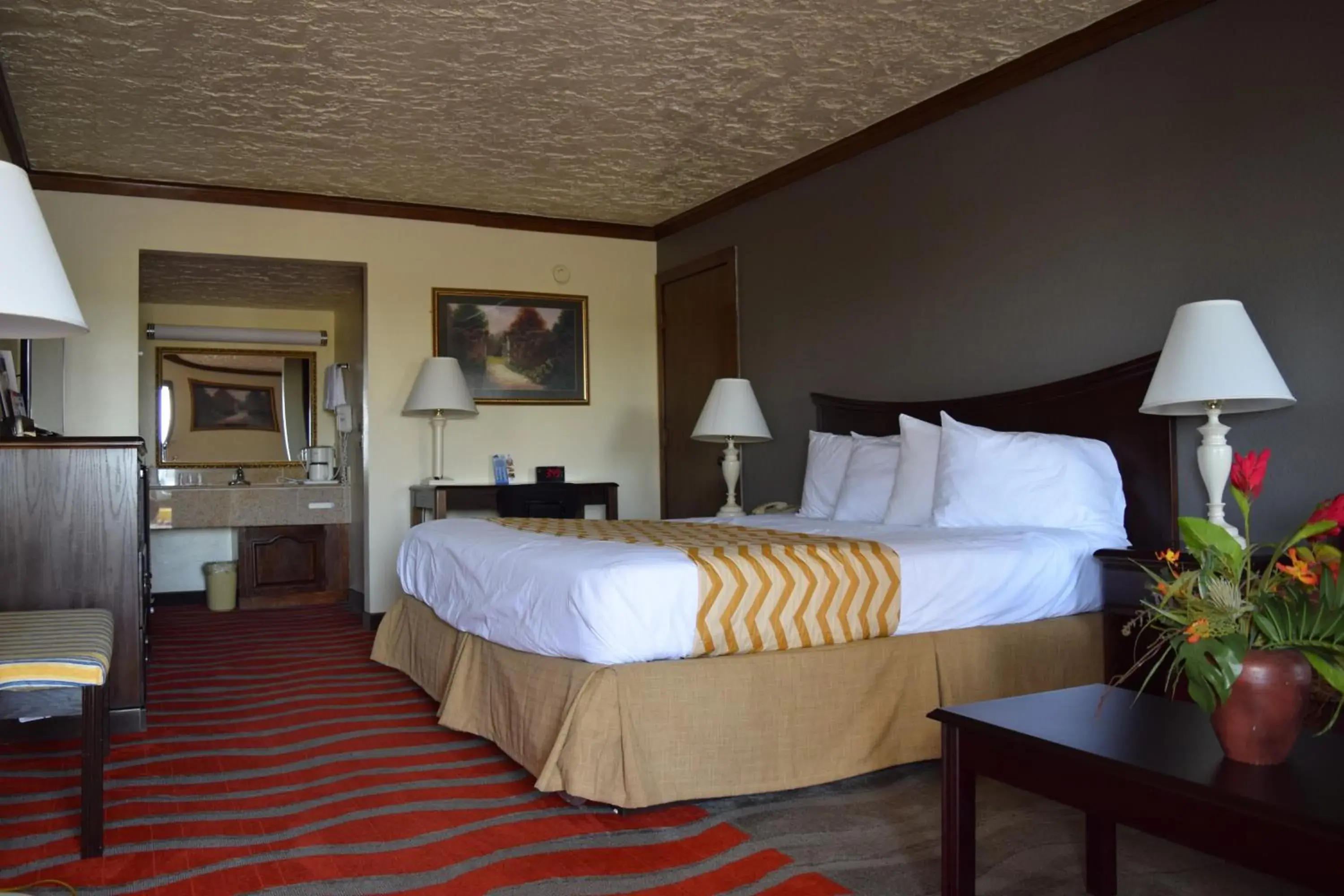 Photo of the whole room, Room Photo in Travelodge Inn & Suites by Wyndham Norman