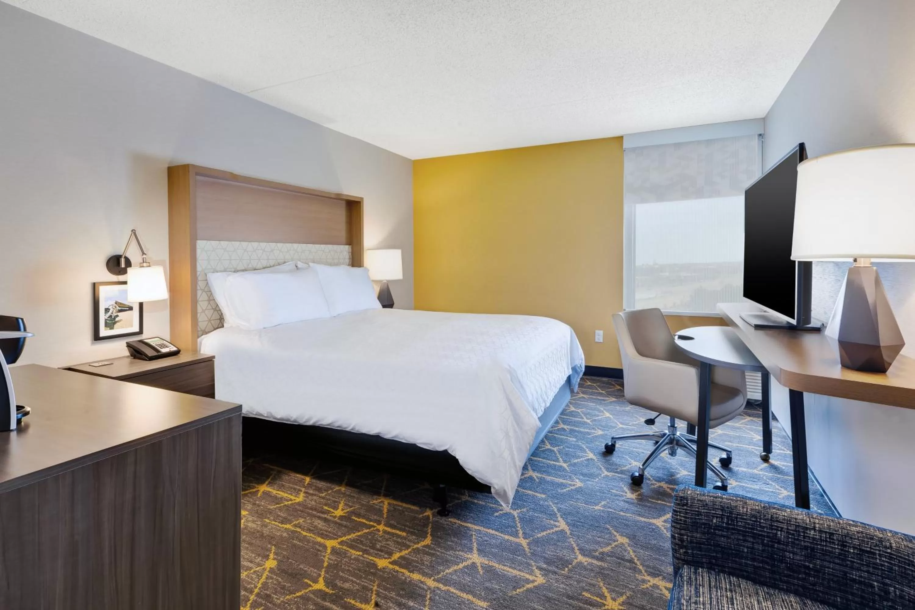 Photo of the whole room, Bed in Holiday Inn Grand Rapids Downtown by IHG