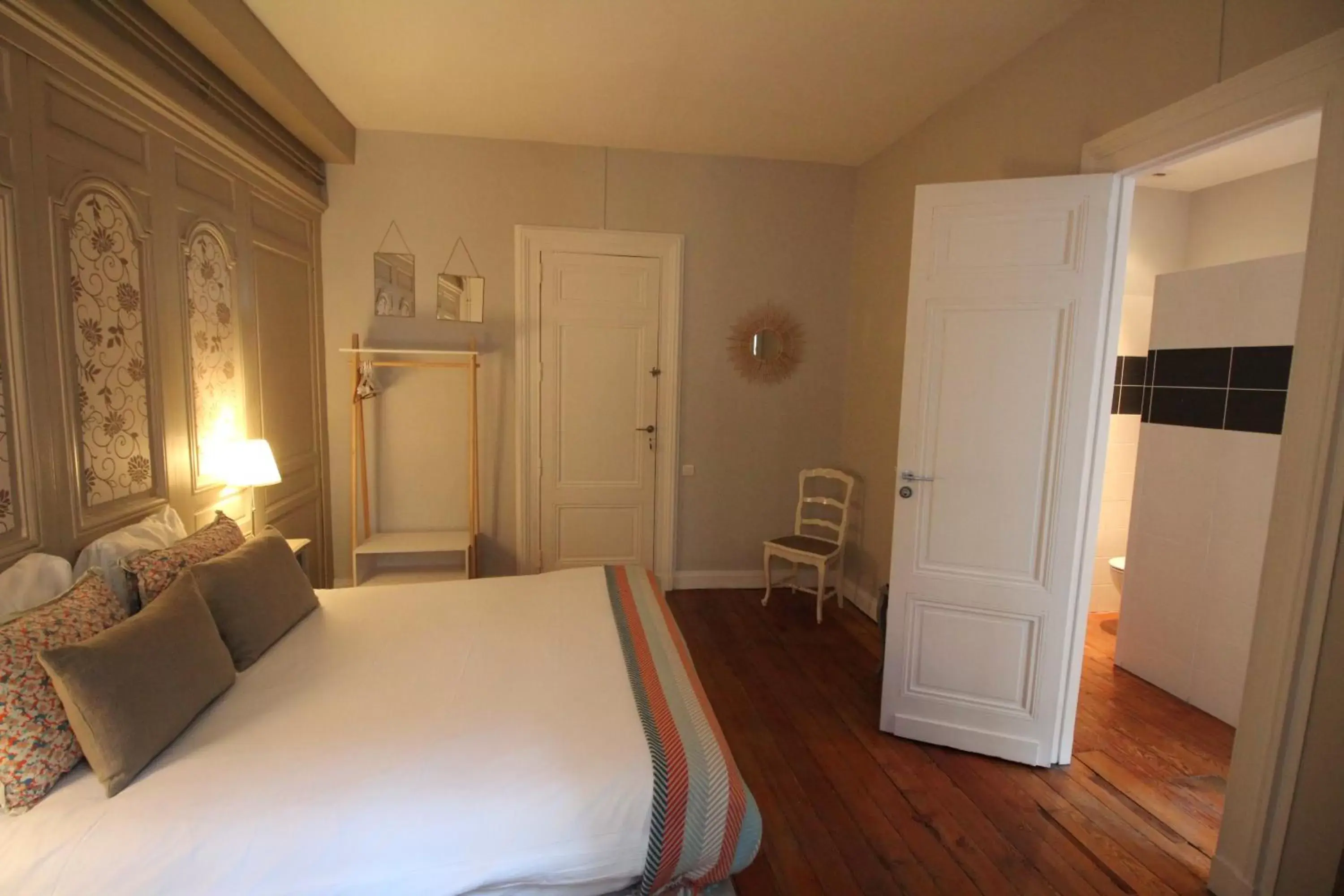 Photo of the whole room, Bed in B&B L'Escapade Bordelaise