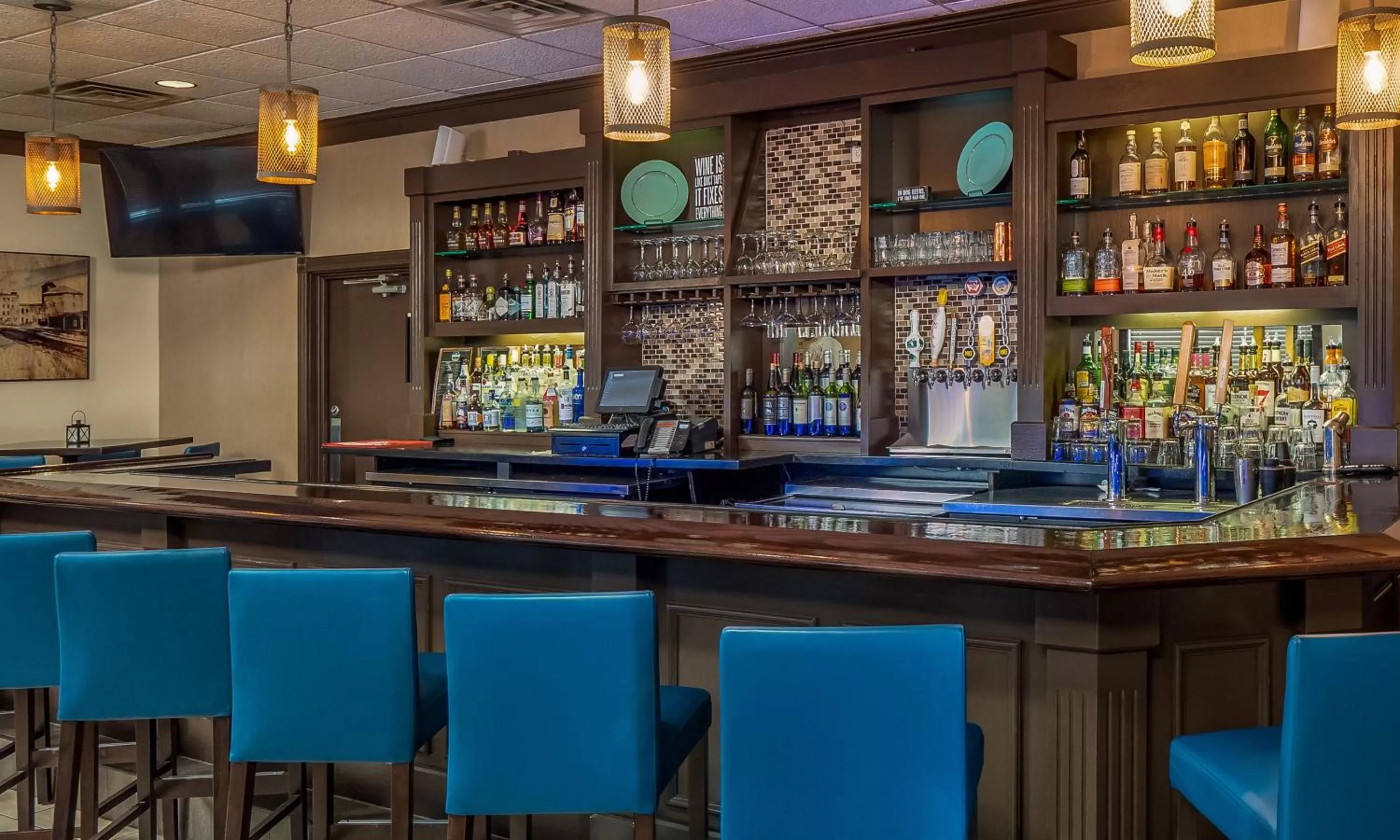 Lounge or bar in Holiday Inn Conference Center Marshfield by IHG