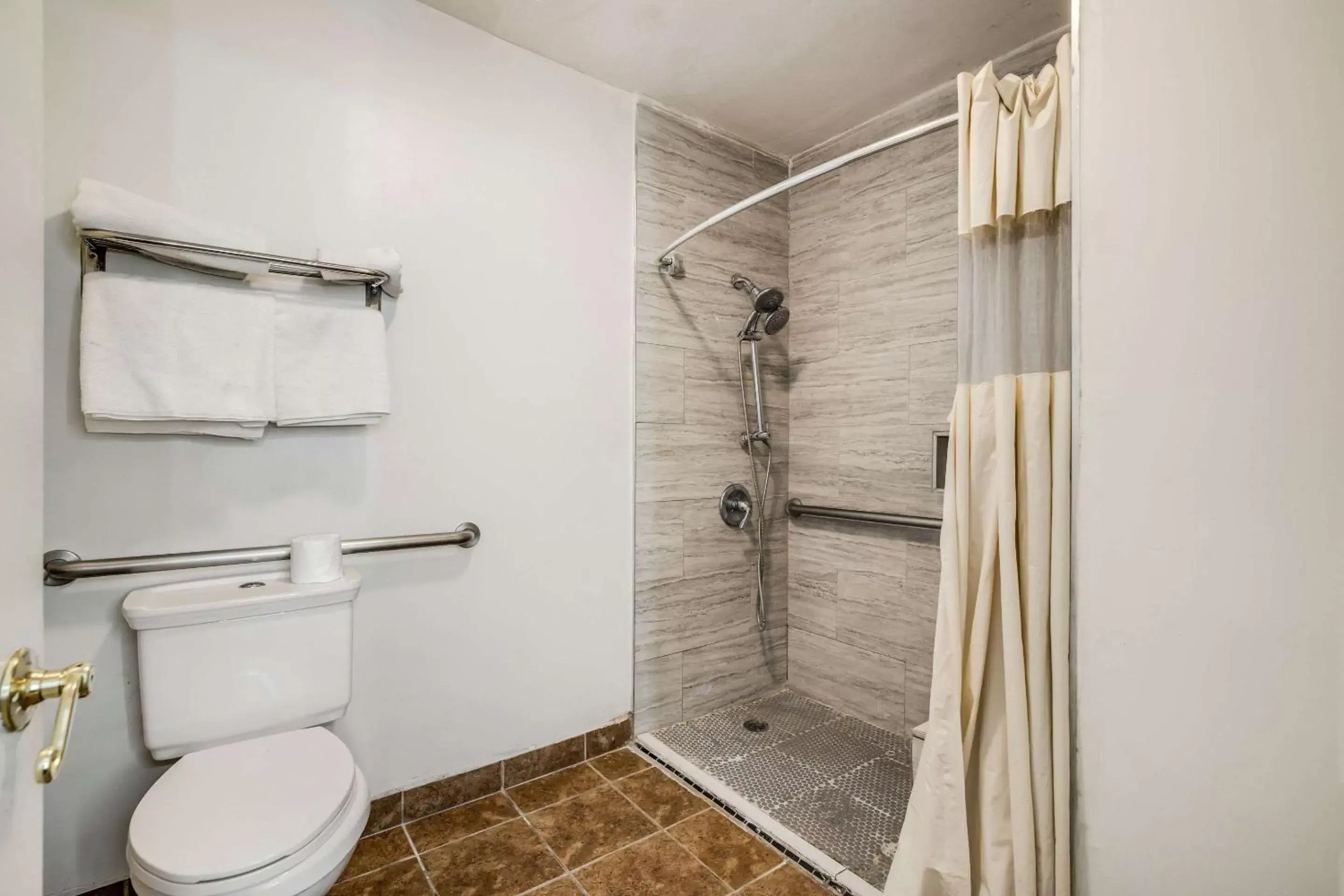 Bedroom, Bathroom in Rodeway Inn Temecula